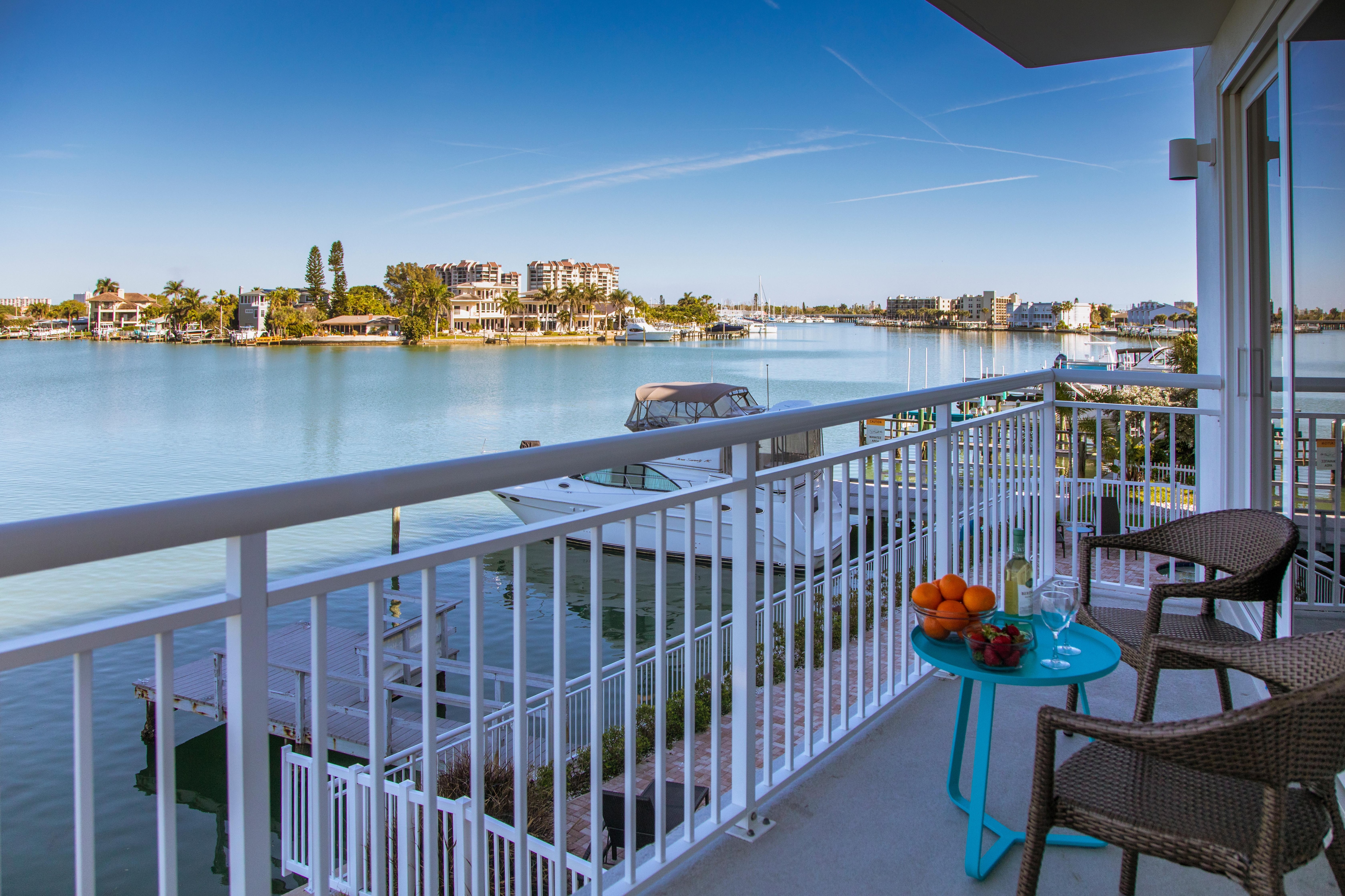 Stunning 2BR Condo: Balcony & Bay Views Stunning 2BR Condo: Balcony & Bay Views