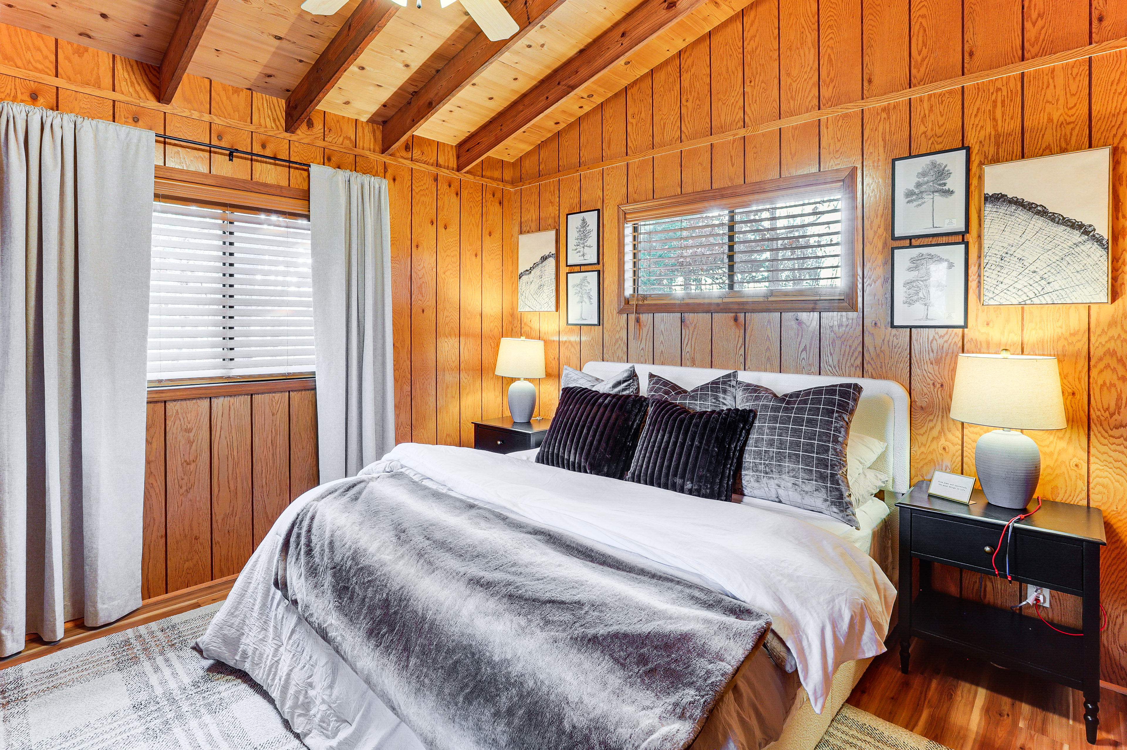 Hot Tub & Barrel Sauna! Lakefront Innsbrook Chalet