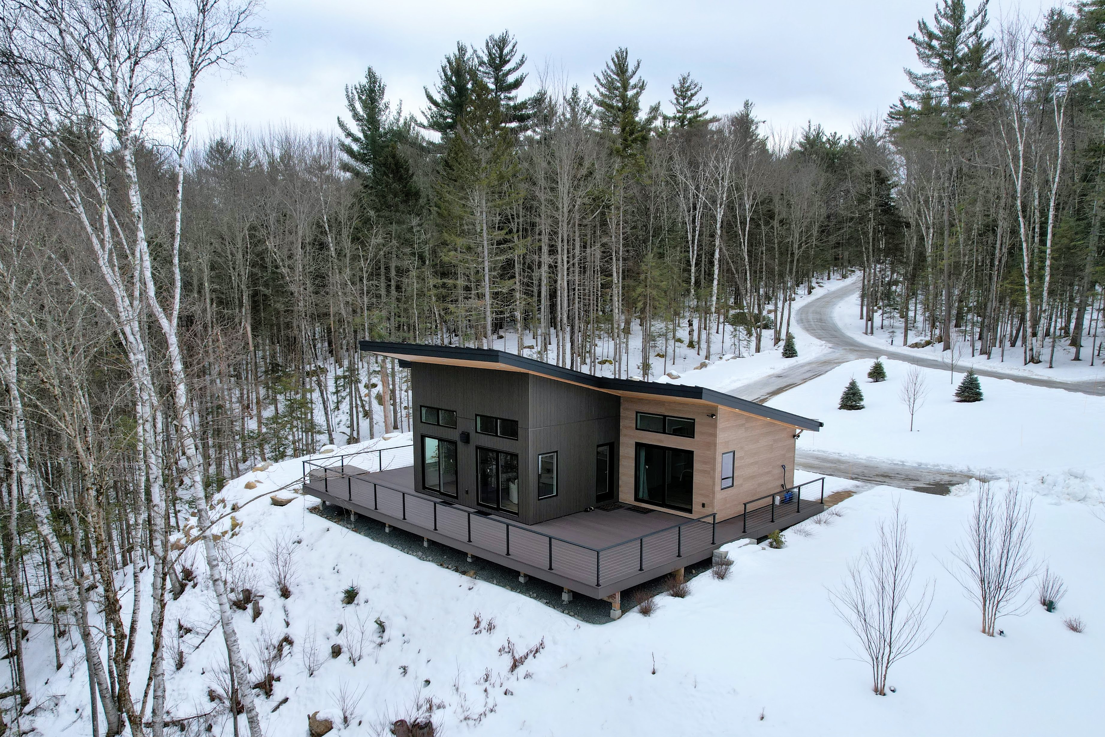 1B Contemporary cabin in magnificent setting, luxury and comfort, hot tub, AC!
