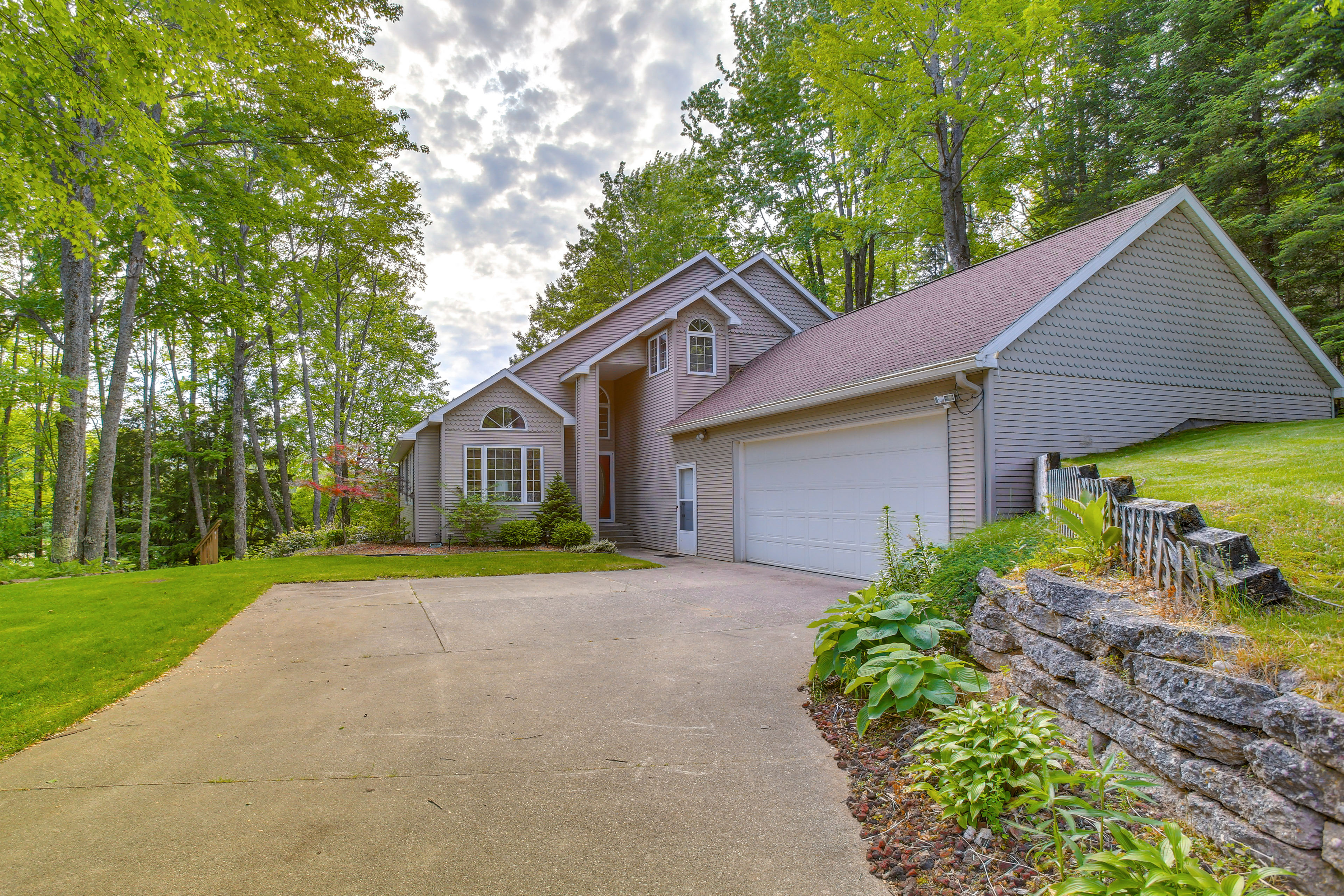 Property Image 2 - Family-Friendly Cadillac Home w/ Golf Course Views