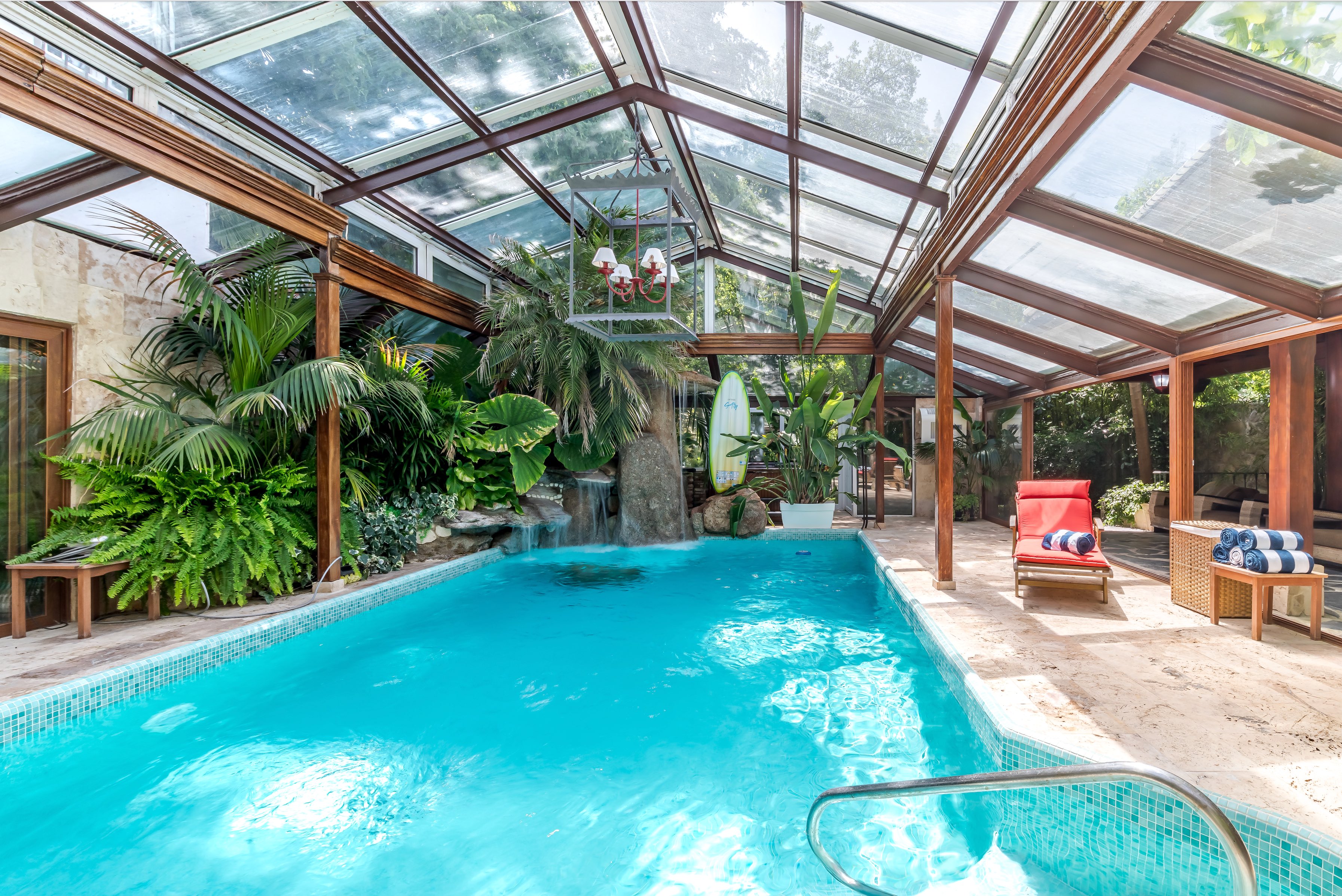 Heated swimming pool. Sun loungers, inflatables available, tropical plants, waterfall made of natural stone. Staff in charge of the daily conditioning of the pool, from summer to winter. 