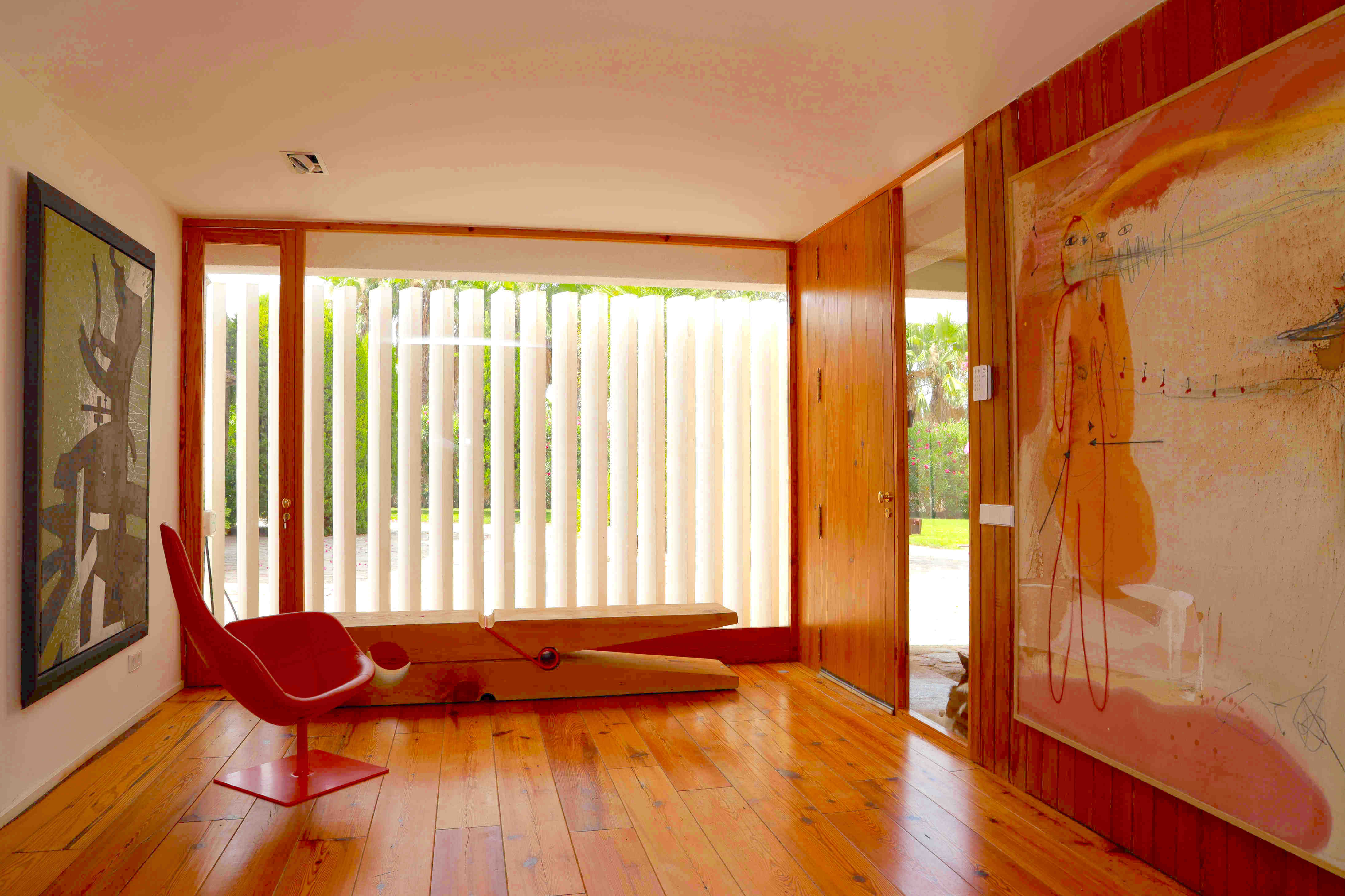 Interior of the main entrance to the house. The overall design and decoration of Villa Palms is contemporary in style, with influences and inspiration from oriental culture.