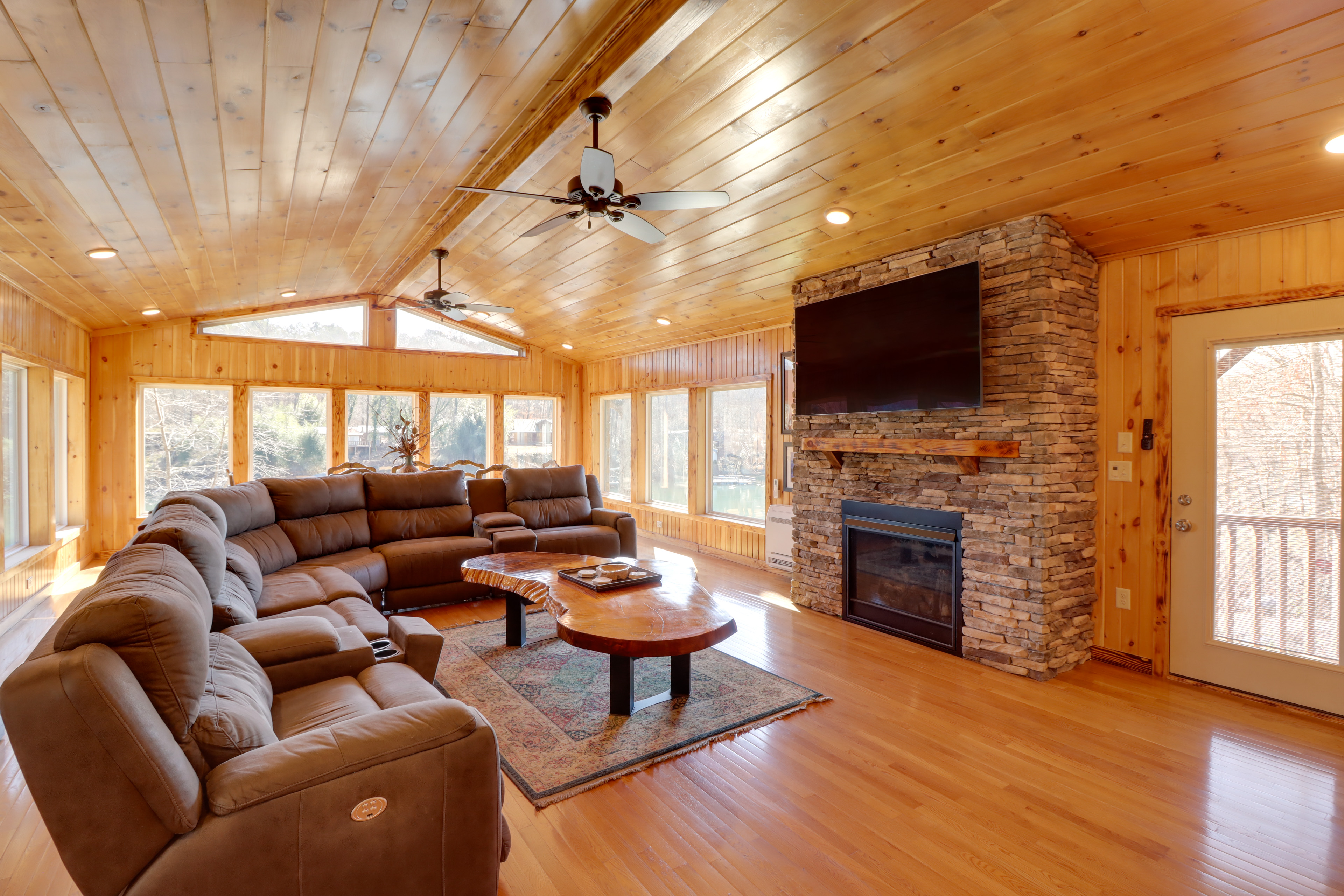 Family-Friendly Riverfront Manor on the Little Red