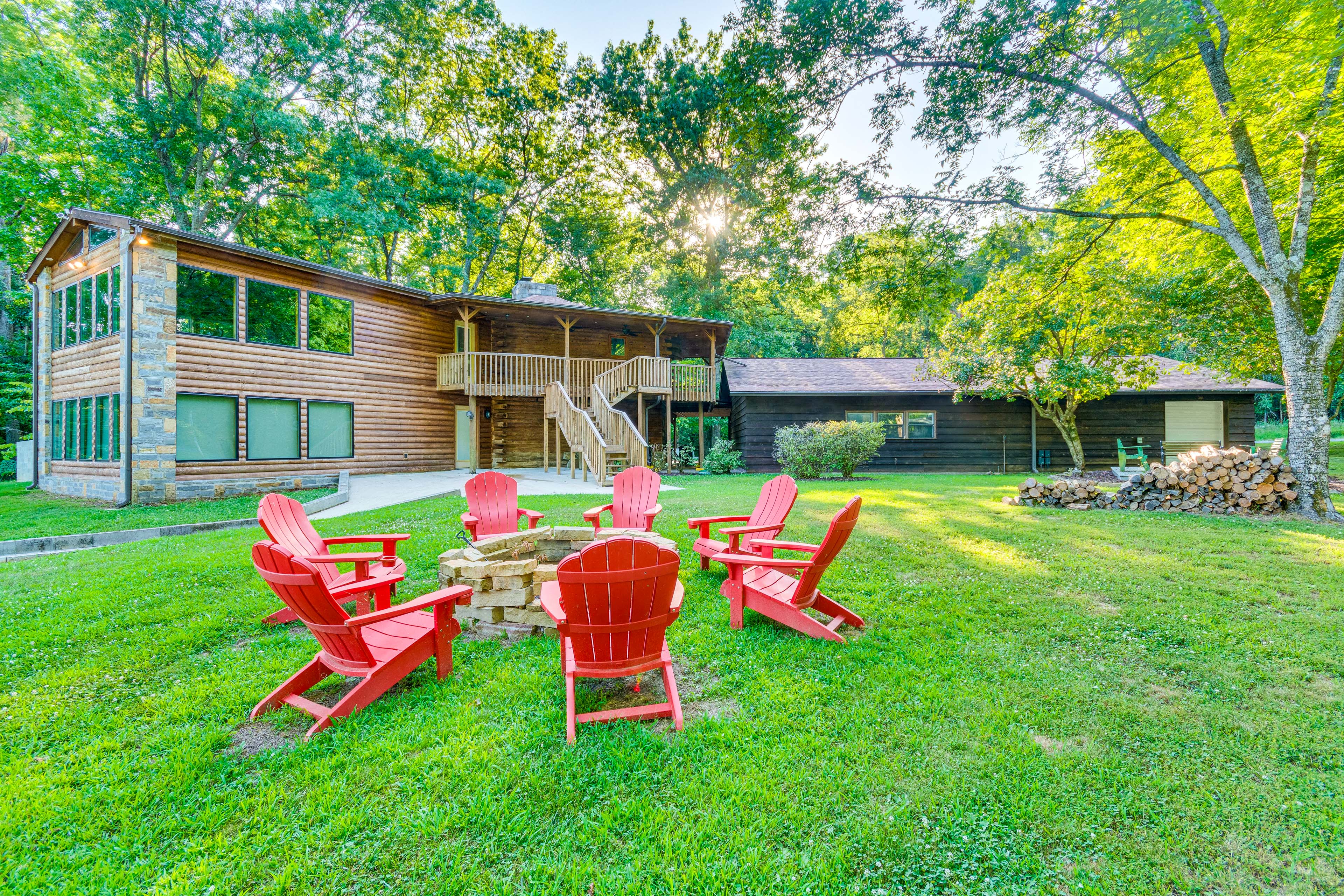 Family-Friendly Riverfront Manor on the Little Red