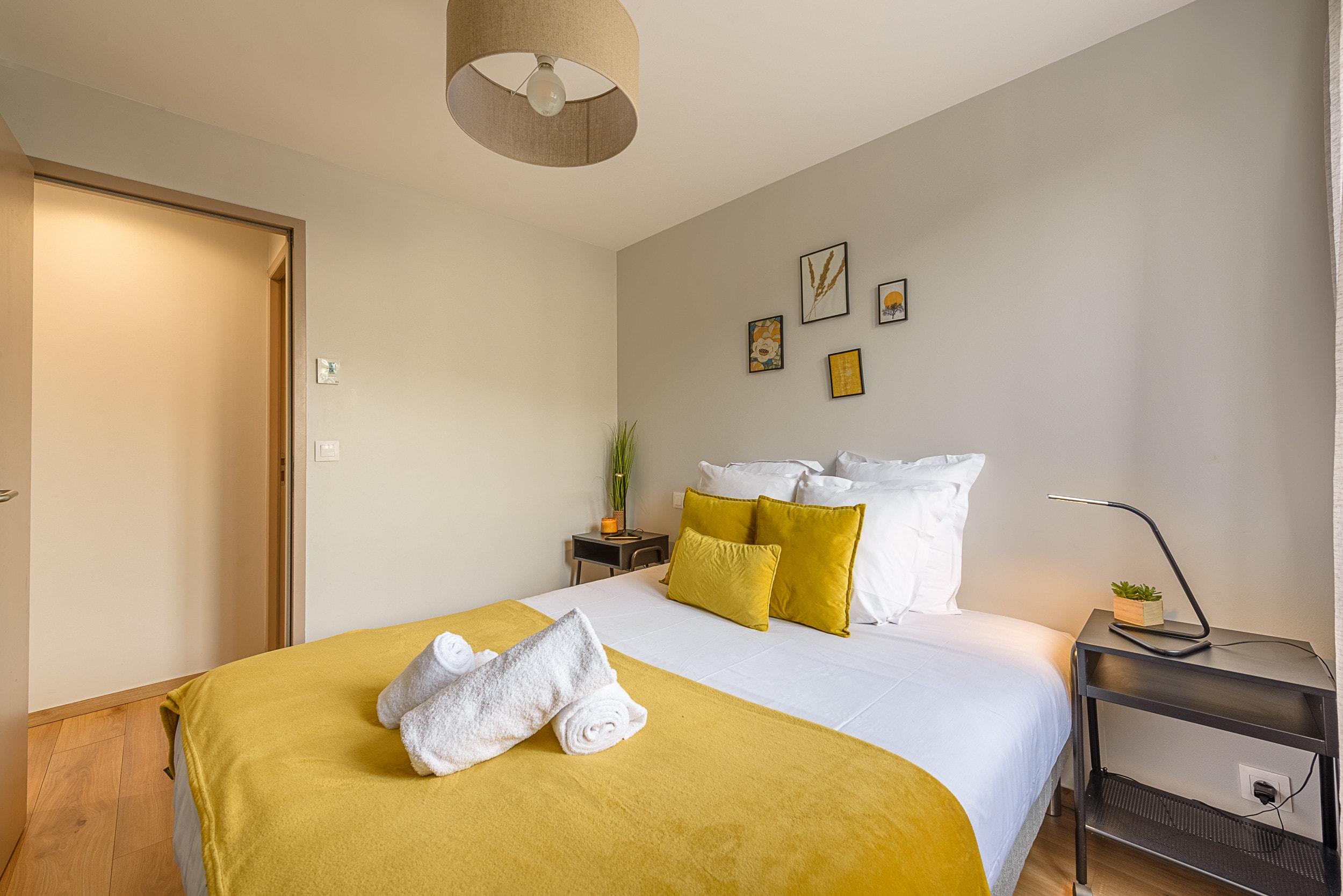 Relax in our comfortable double room in this luxury apartment near the Impérial beach in Annecy. With its elegant design and modern amenities, this room offers a haven of peace after a busy day exploring the surrounding area. After a long day, relax in this warm and welcoming space.