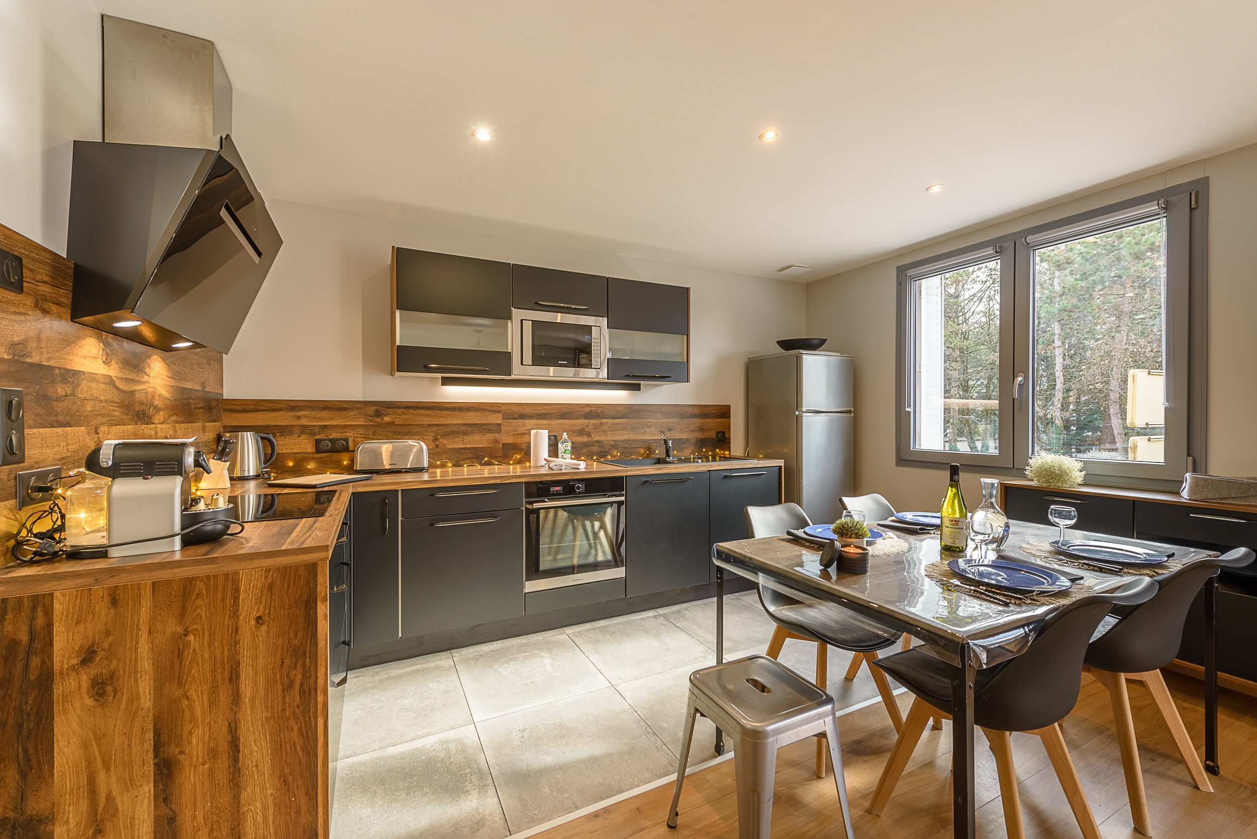 Discover the fully equipped kitchen in our luxury apartment near the Impérial beach in Annecy. This modern, open-plan kitchen offers all the comforts you need to prepare delicious meals during your stay. Enjoy your meals in this functional and elegant space.