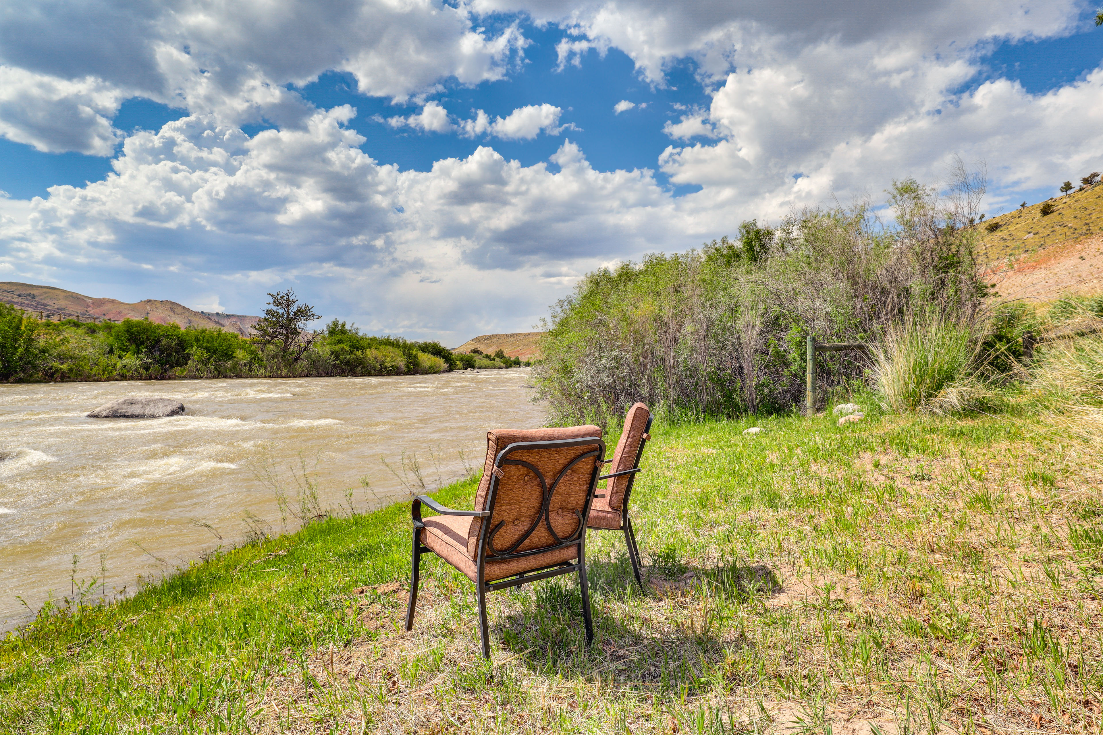 Property Image 2 - Dubois Riverfront Lodge w/ On-Site Fishing & Views