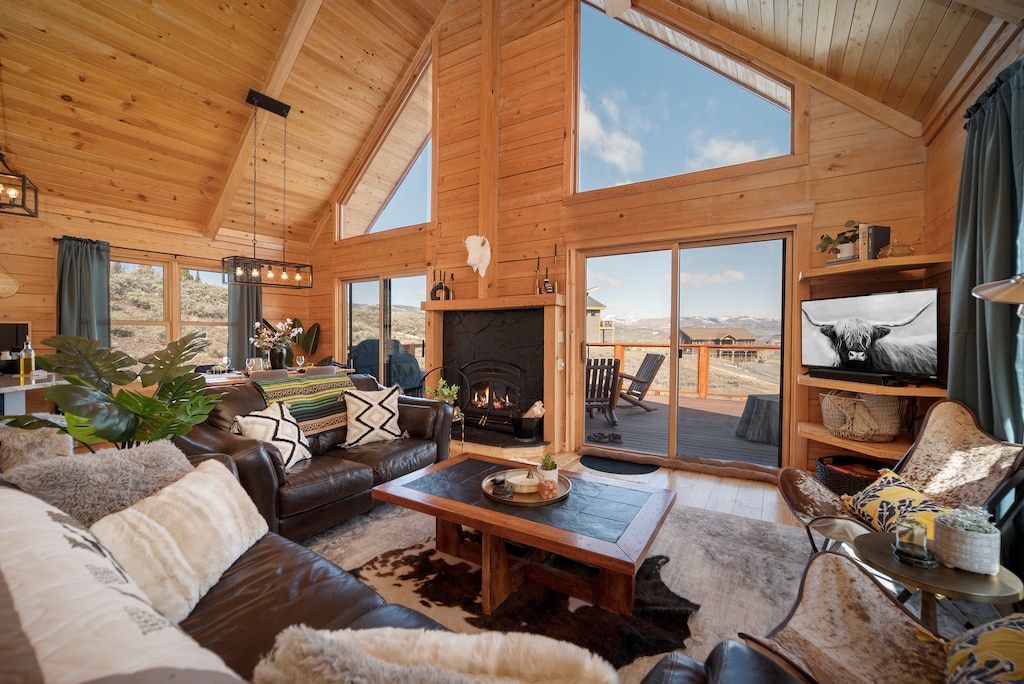 Panoramic Mountain Views with beautiful Decor