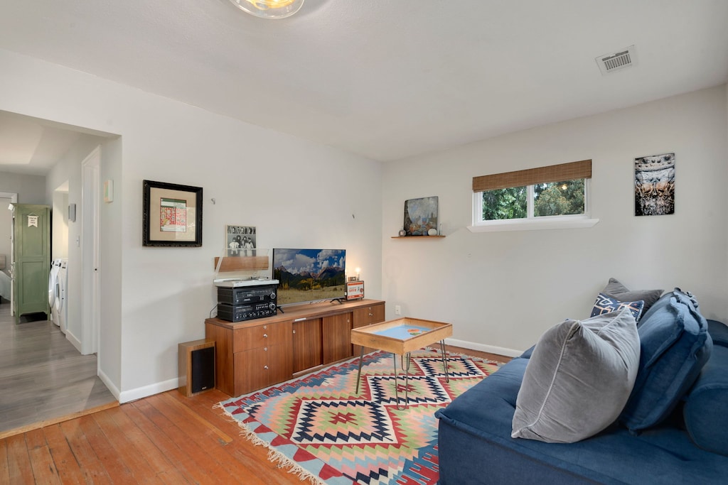 Living Area with Smart TV and Record Player | Tons of games!