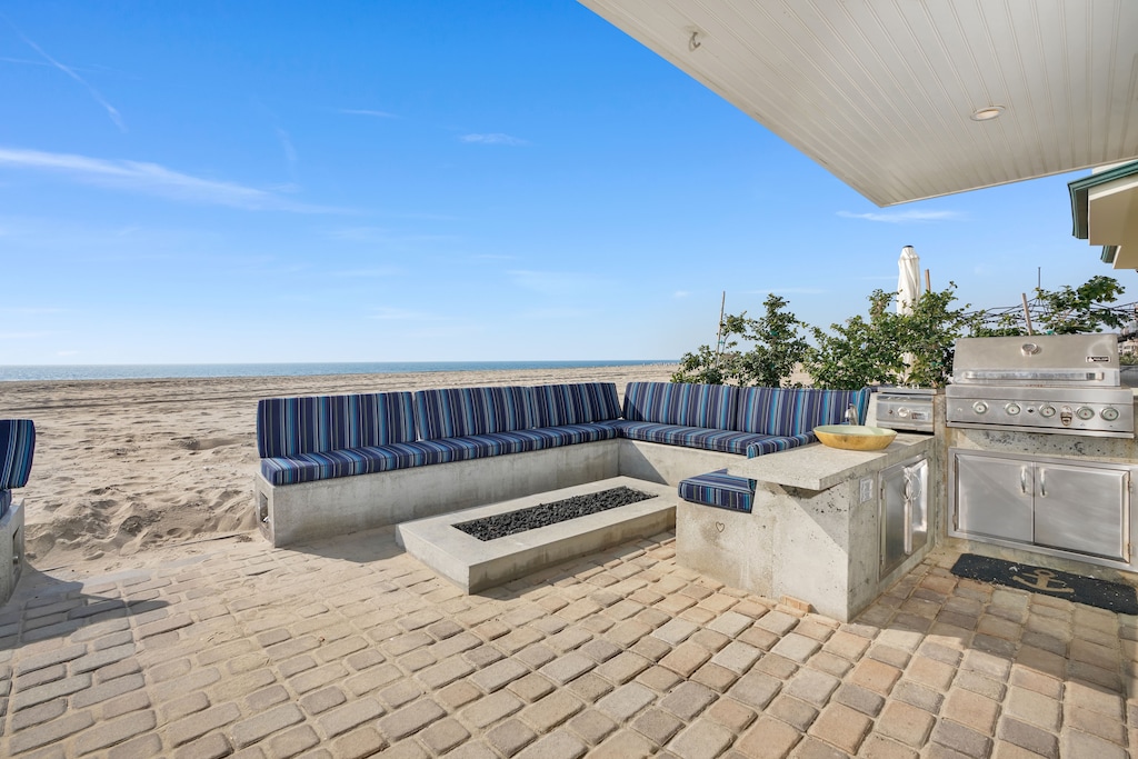 Outdoor Patio seating & Firepit