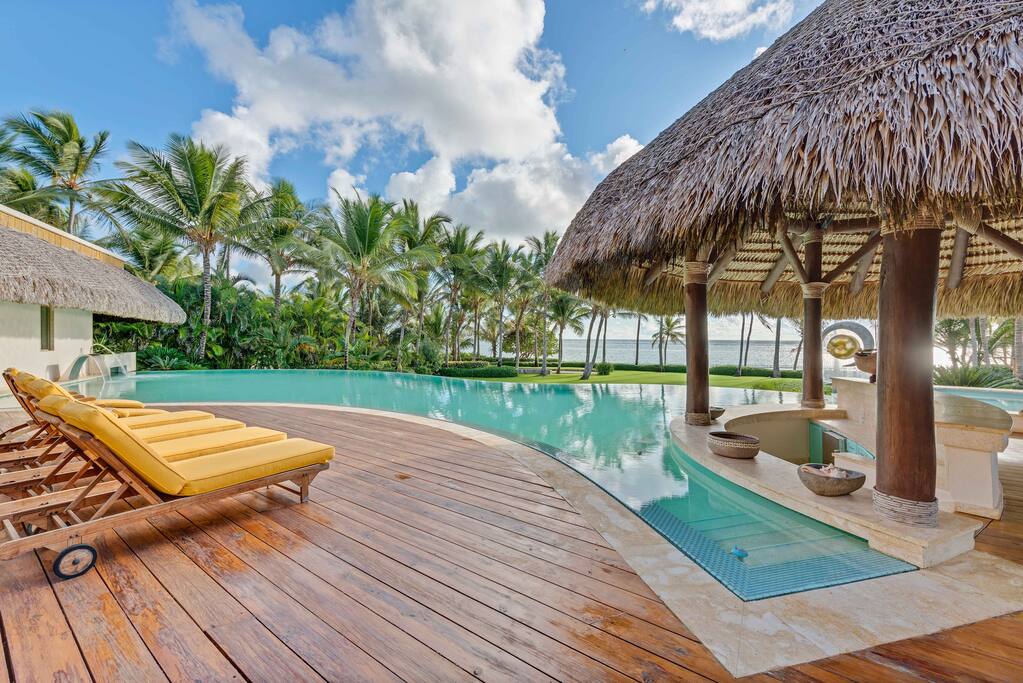 Property Image 1 - Dazzling Beachfront Villa with Swim-Up Bar