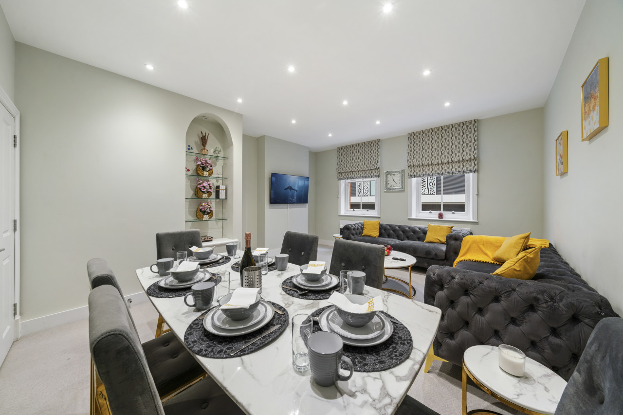 Chic 2-Bedroom Maisonette in Prime Mayfair Location - Home Rental in London