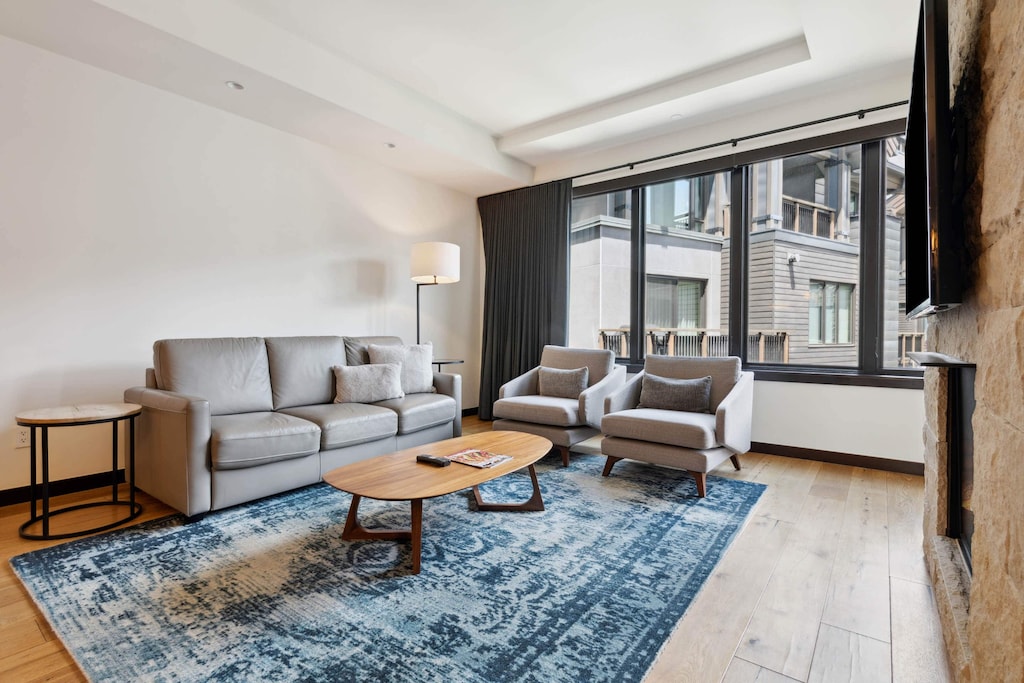 lionw501-2532_53764394523_o