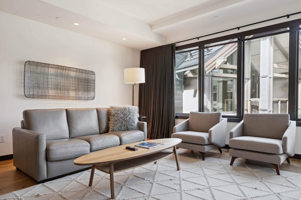 lion-w601-0912_53695045579_o