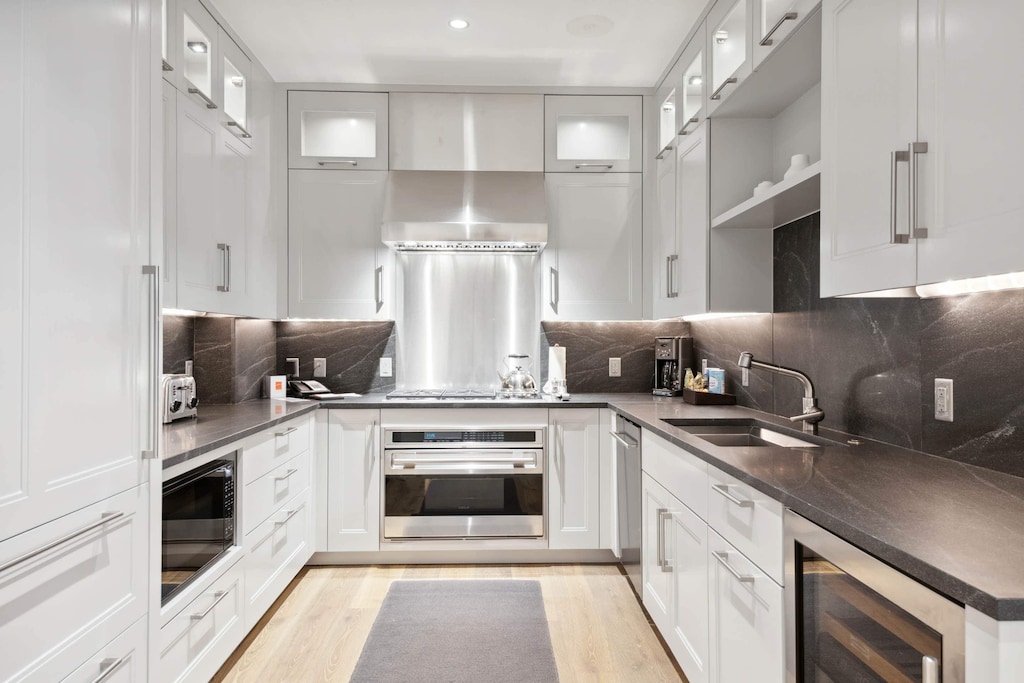 1701725367342-1704-6