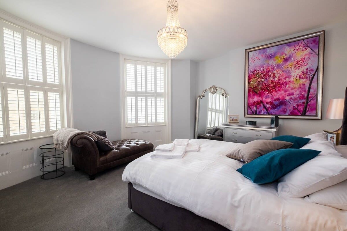 Gorgeous Bedroom with Kingsize bed and Chaise longue