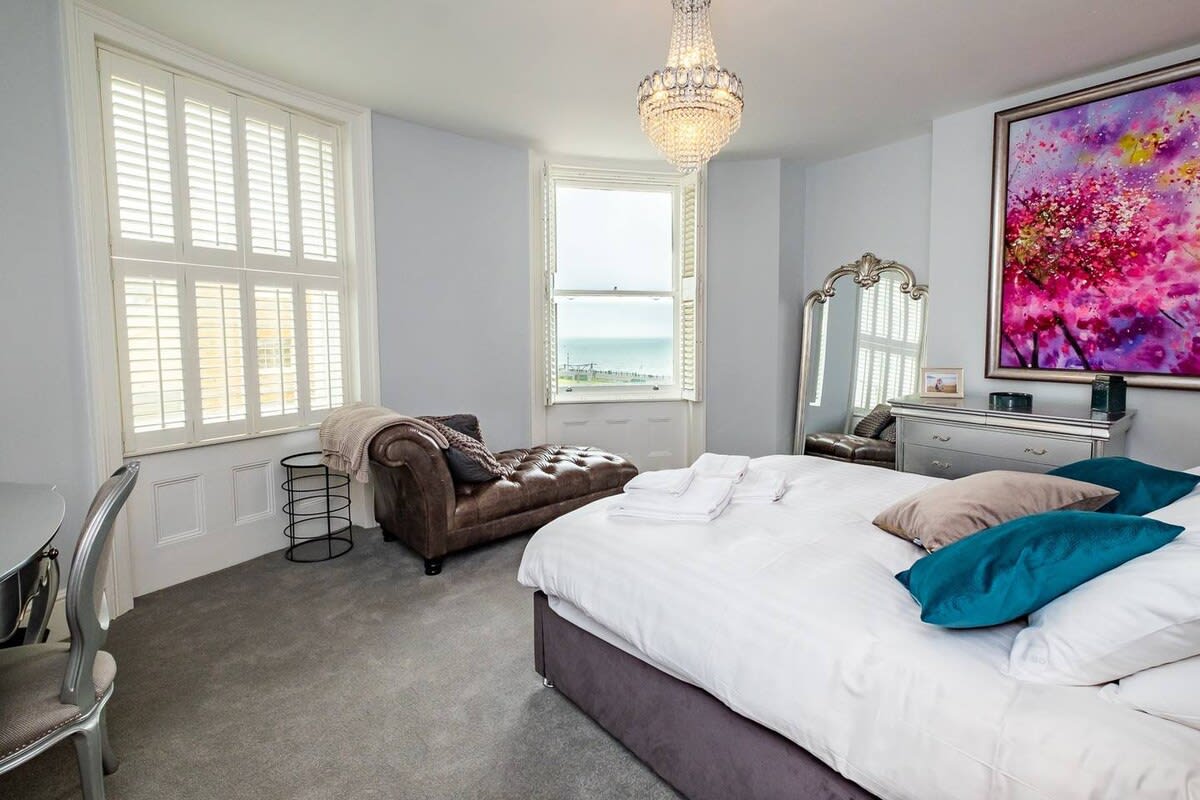 Unwind  and view the sea in this  cosy bedroom