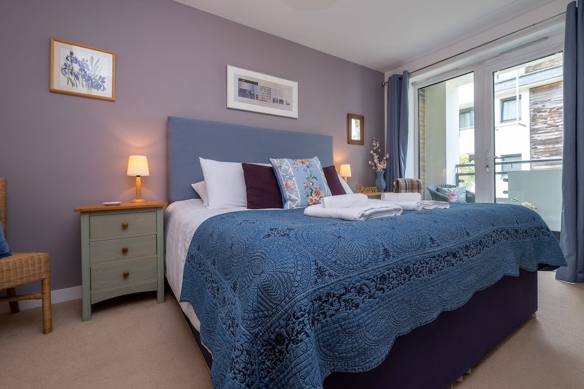 The Blue Bedroom has a super king size bed, ensuite bathroom, balcony and is on the first floor. 