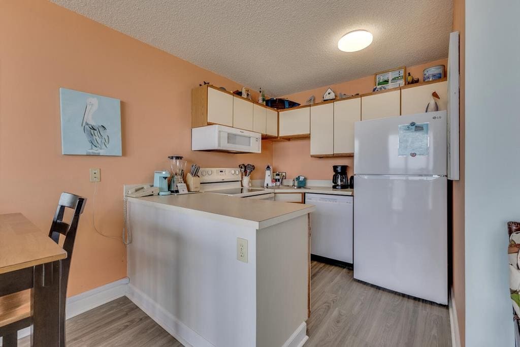 Atlantic Towers 411-large-010-036-Kitchen-1500x1000-72dpi