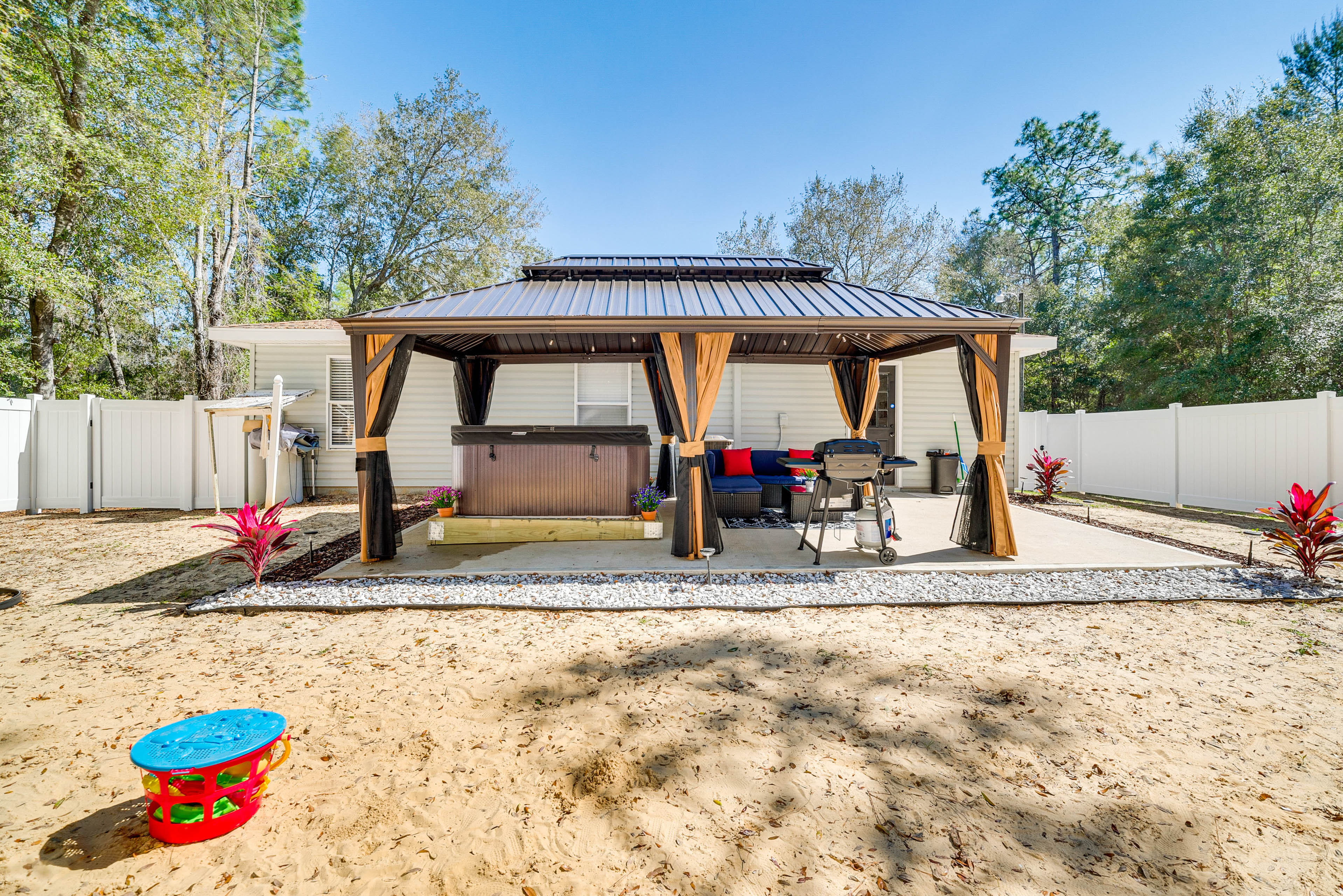 Property Image 2 - Crystal River Getaway w/ Hot Tub & Fire Pit!