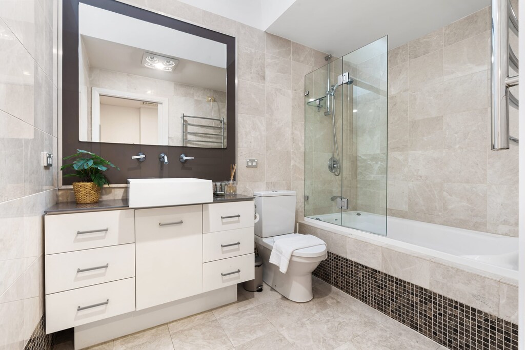 The main bathroom, with its own spa bath!