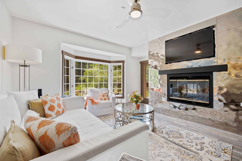 charter-4350-1624_51302891824_o