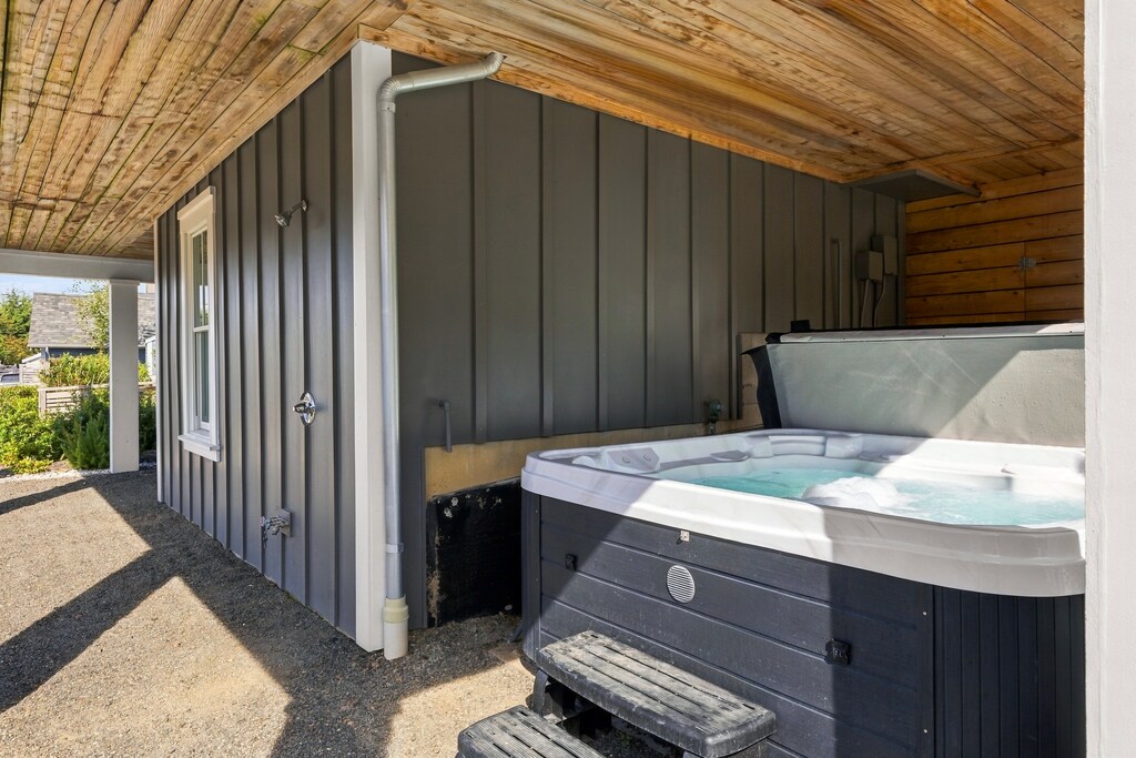 Private hot tub