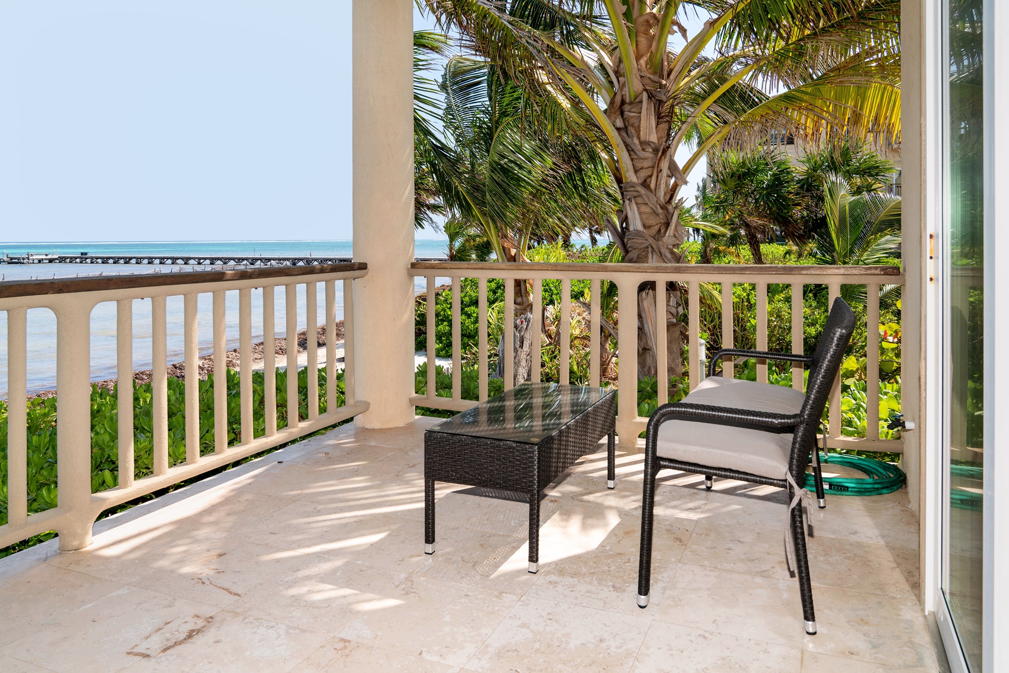 Oceanfront Condo with private balcony overlooking the Barrier Reef