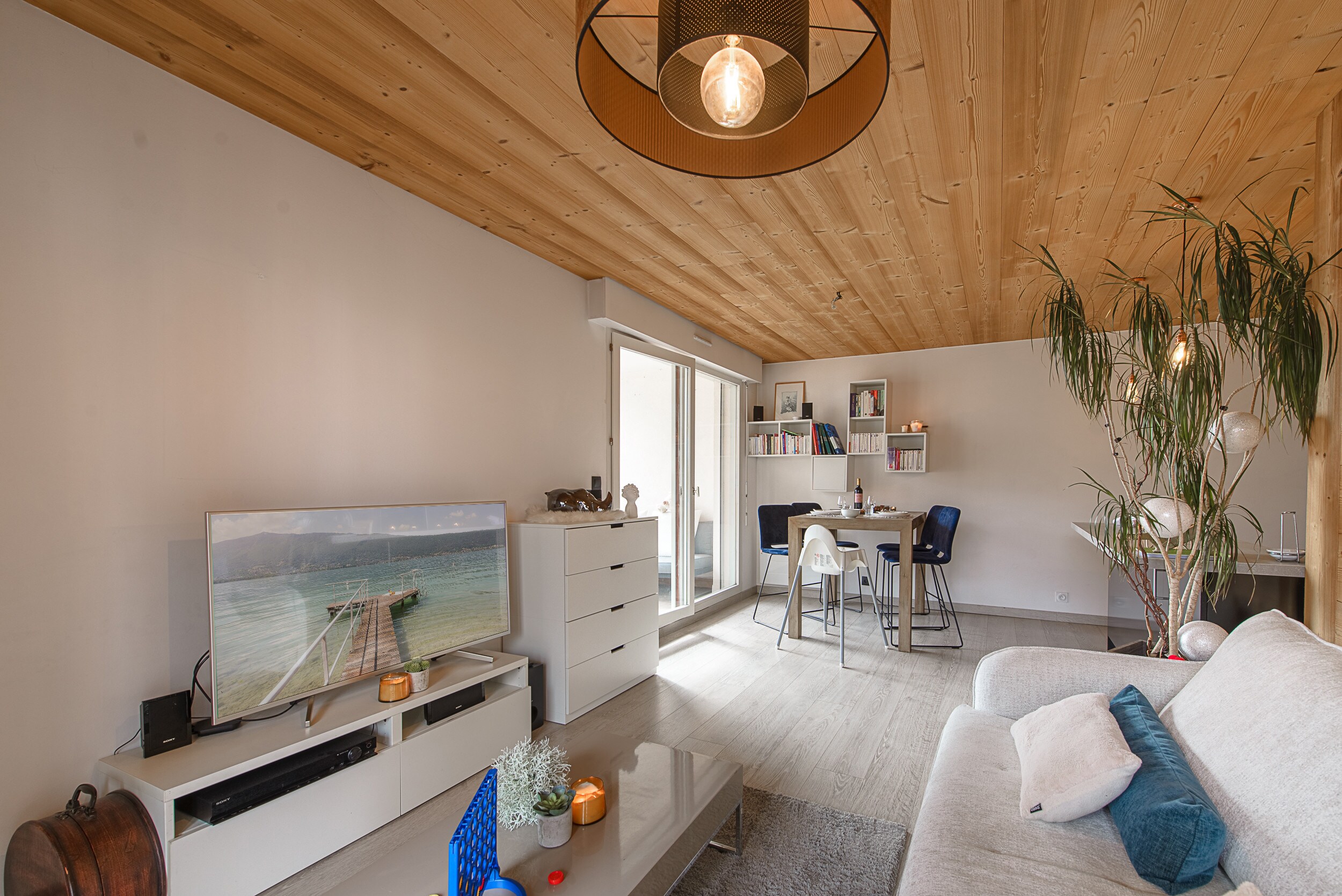 Living room furnished and decorated for a rejuvenating stay: connected television, speaker, storage units, fitted kitchen, 2 terrace access points, sofa... Welcome to Les Terrasses du Montfleury! 