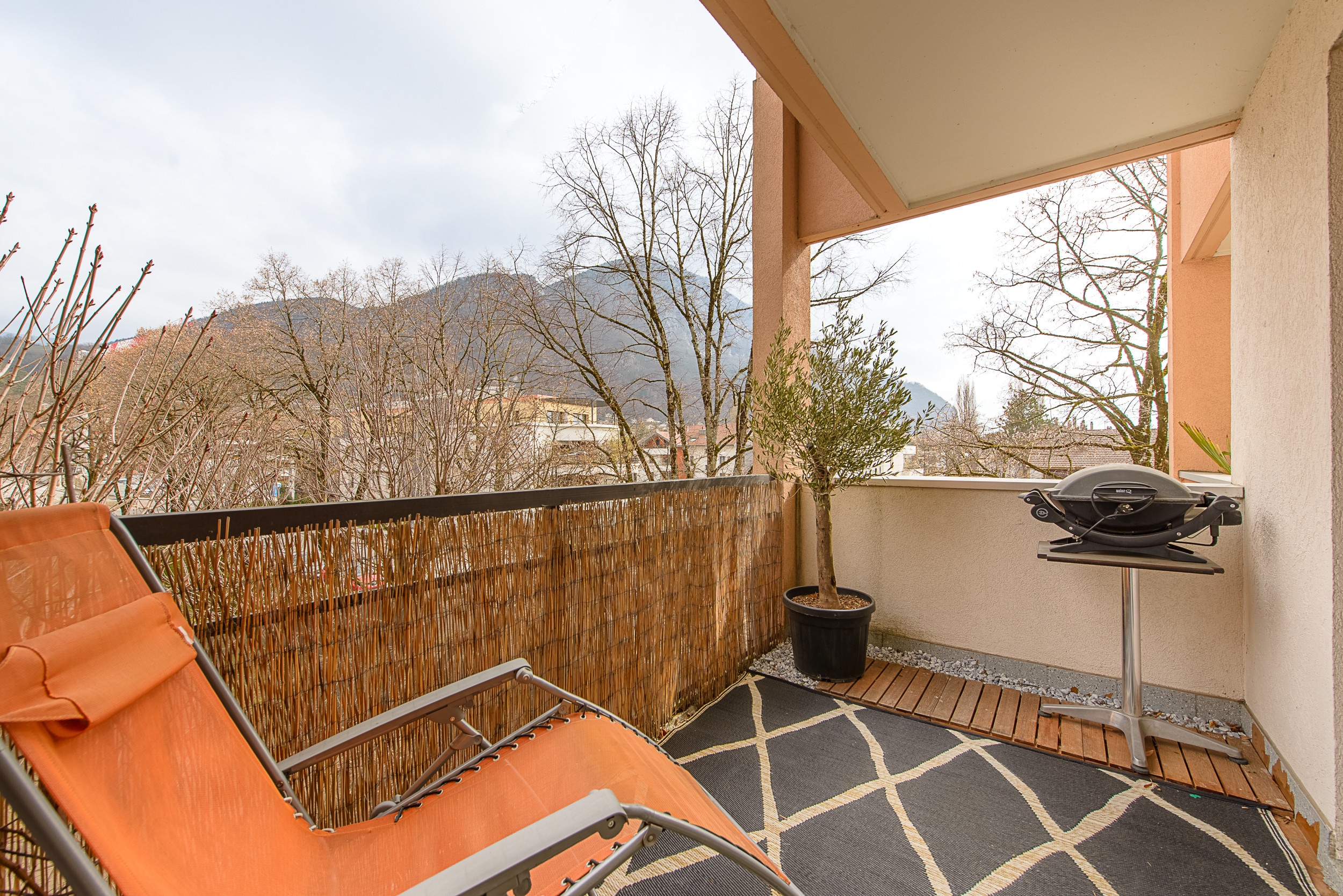 Terrace with plancha, garden furniture and mountain views - facing east and measuring 129 sqf.  Enjoy tasty grilled dishes prepared on the barbecue while admiring the panoramic view of the surrounding area!
