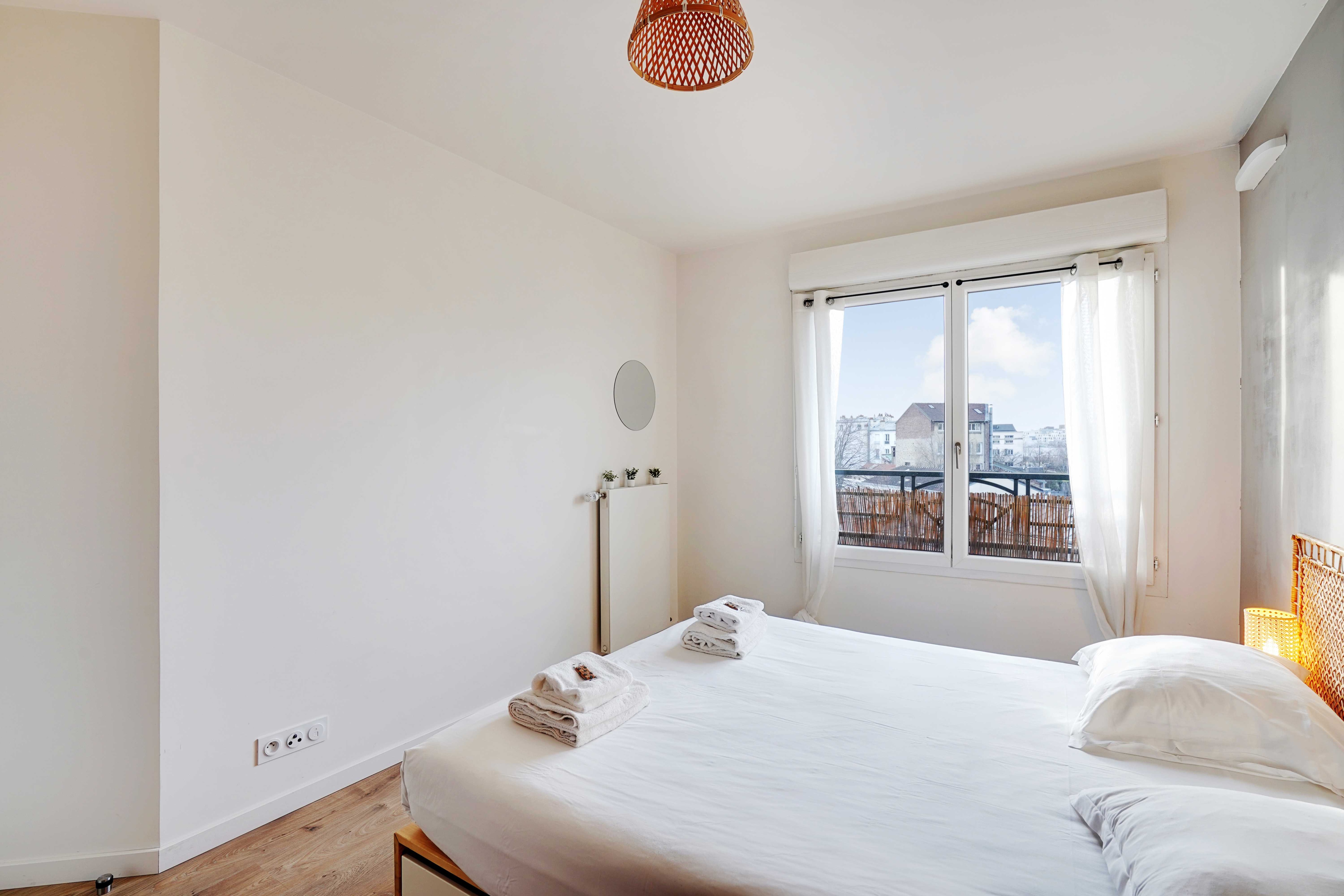 Spacious apt with balcony / Foot of Paris