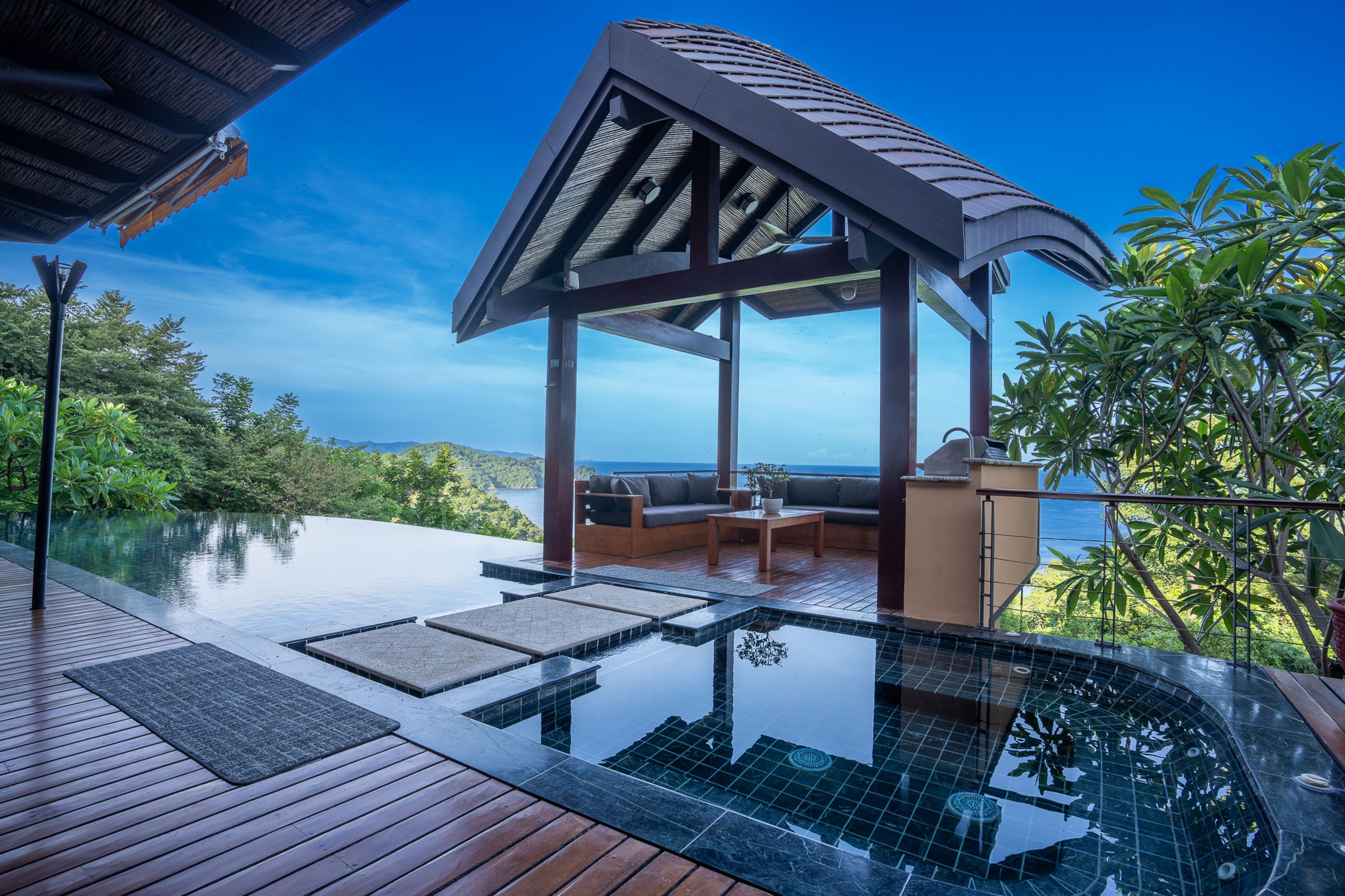 Property Image 2 - Stunning Pacific sunsets   Huge pool   Concierge