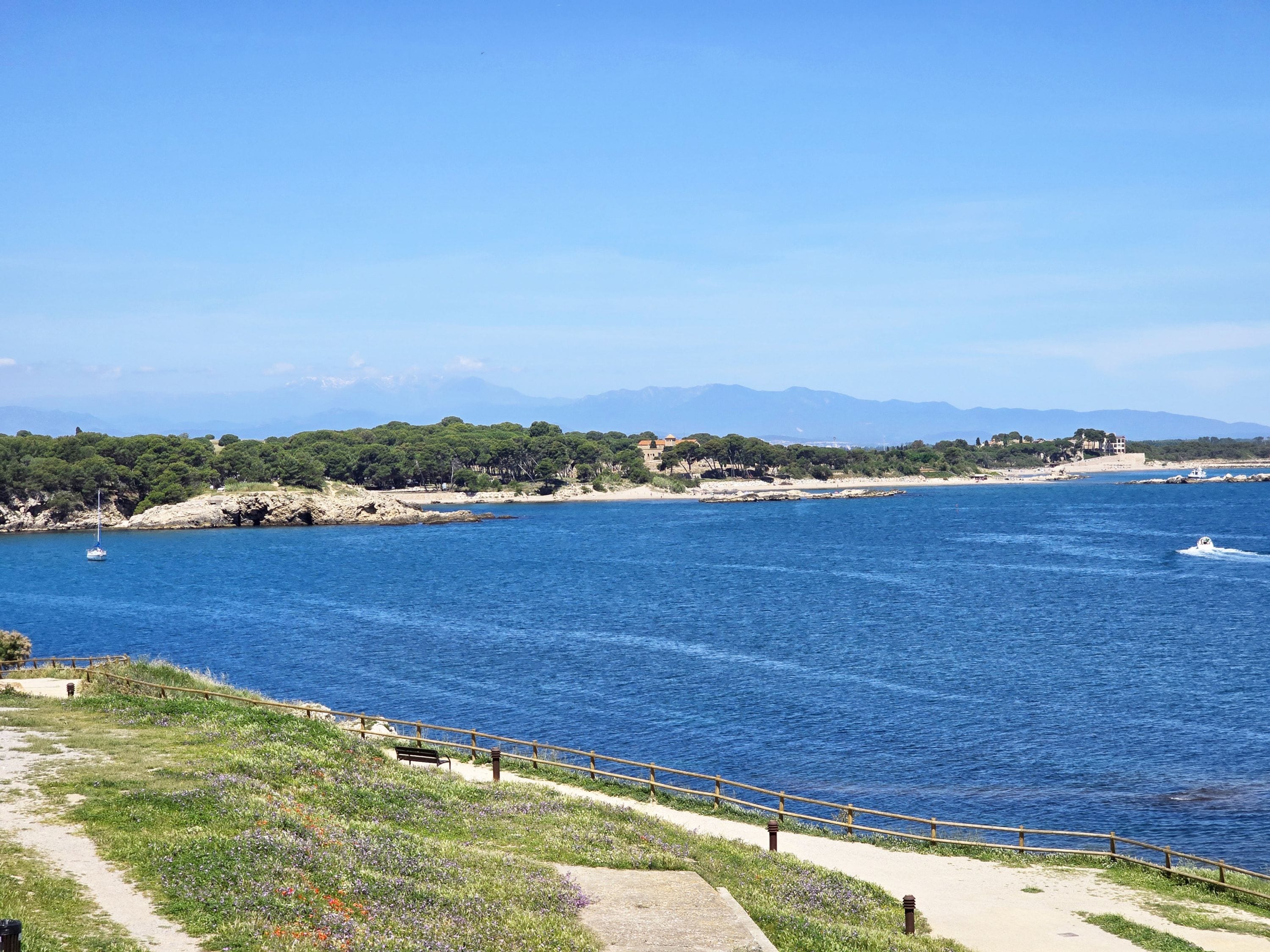 Gloria in L Escala with 4 bedrooms and 2 bathrooms