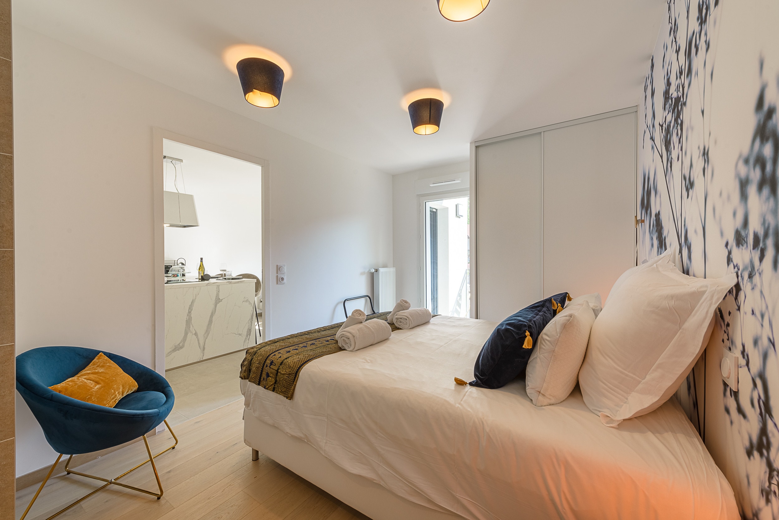 Discover our bedroom with double bed, offering absolute comfort. Take advantage of the large storage cupboards and open shower room with washbasin. Access the balcony for relaxing moments overlooking the surrounding landscape. Book now for an unforgettable getaway in the French Alps!