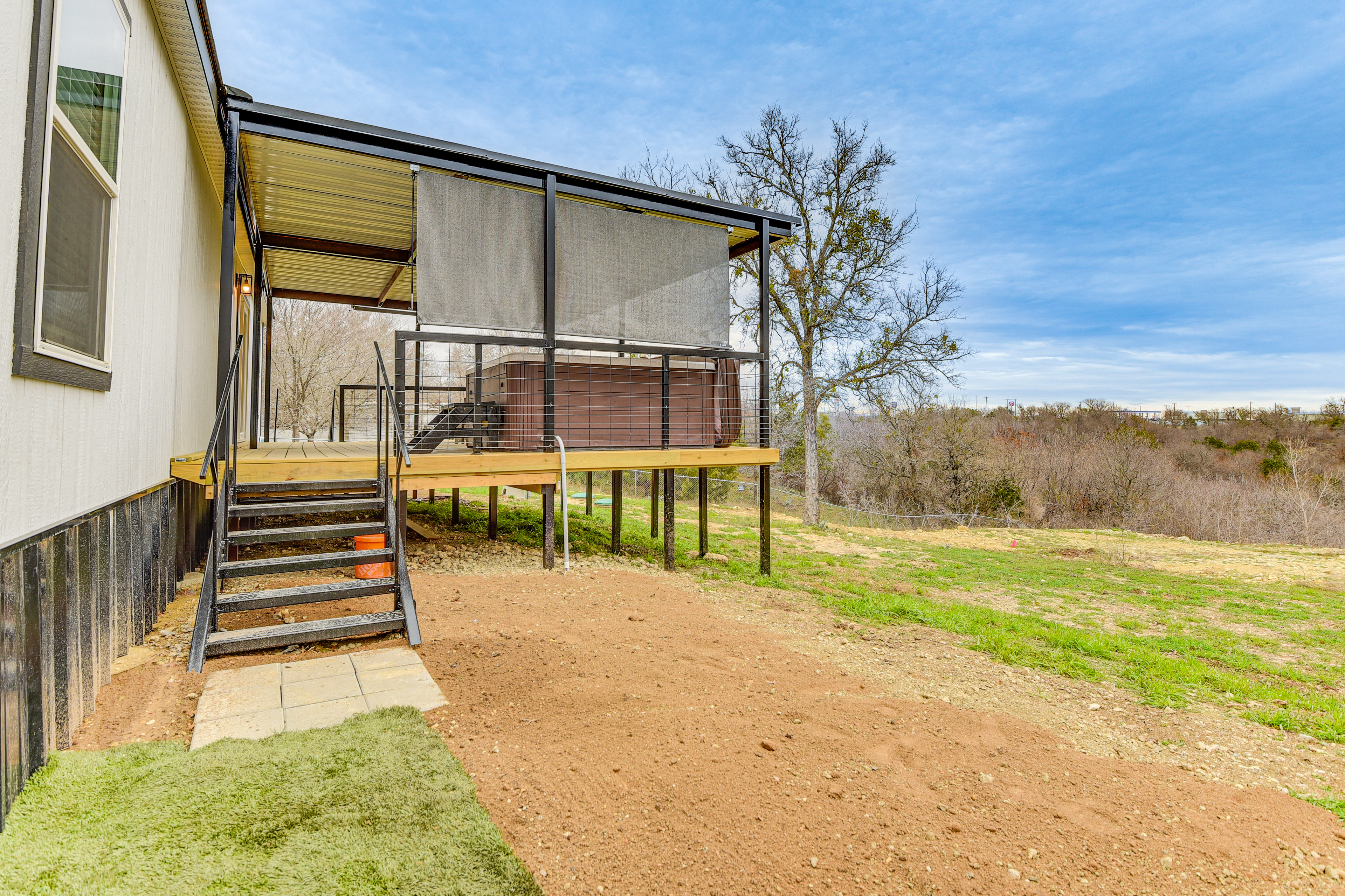 Hudson Oaks Country Creekside Home: Hot Tub & Deck