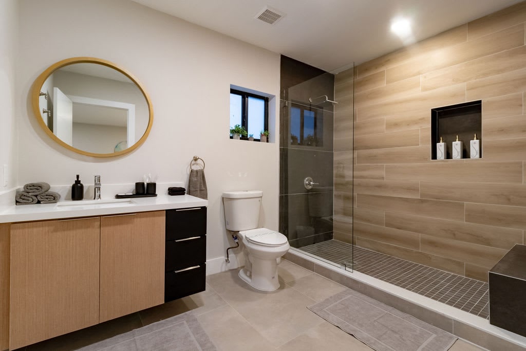 Full bathroom for the master bedroom.