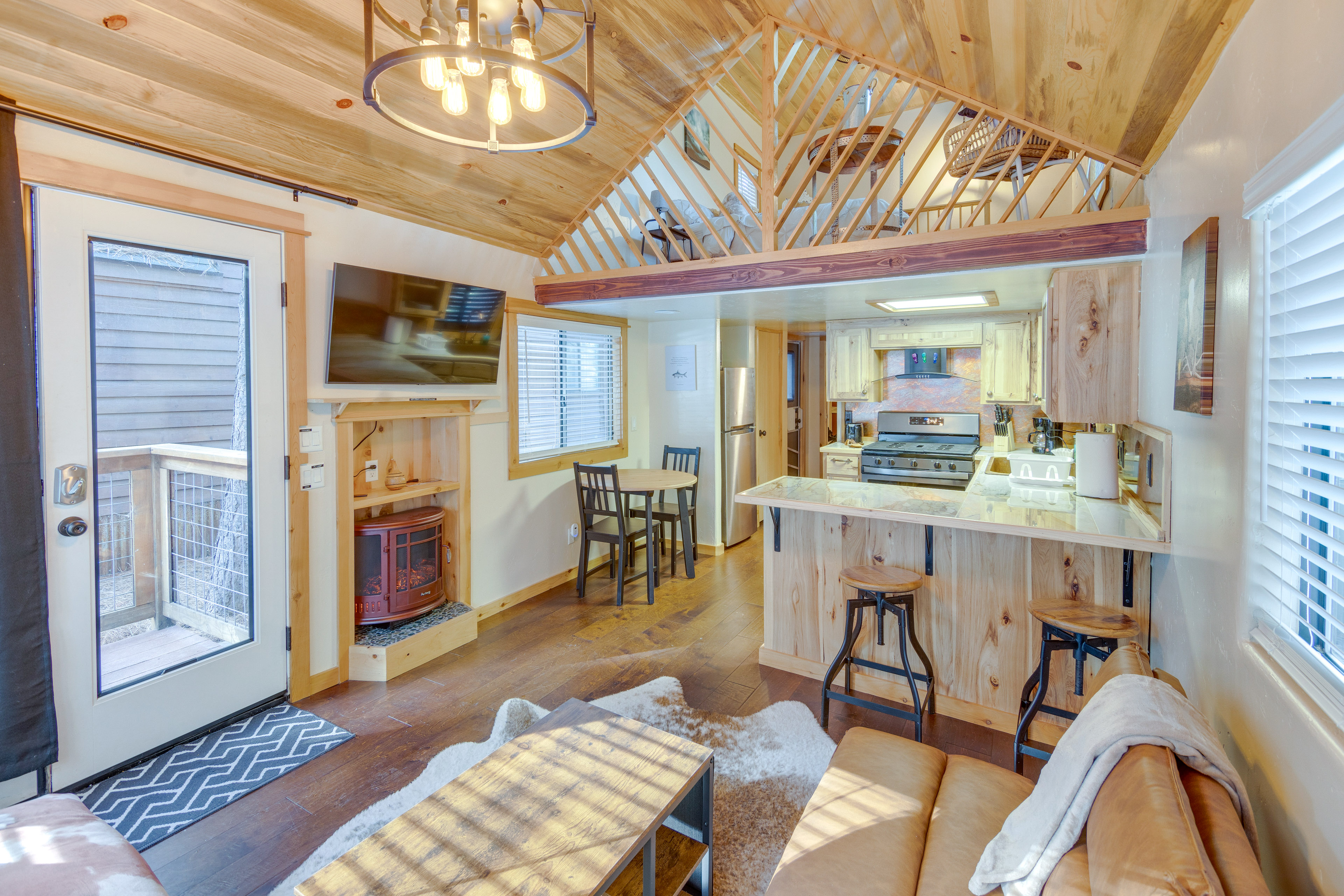 Cozy & Restful Cabin, Steps to Lake Almanor