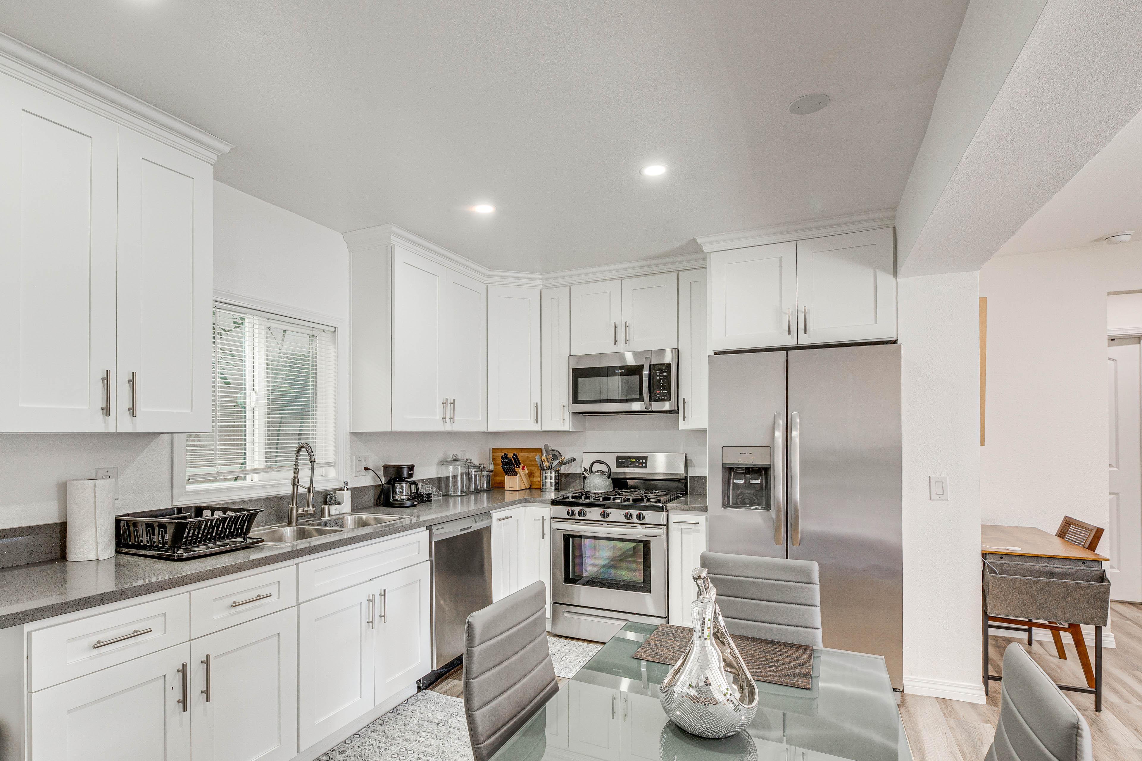 Los Angeles Apartment ~ 3 Mi to Santa Monica Pier!