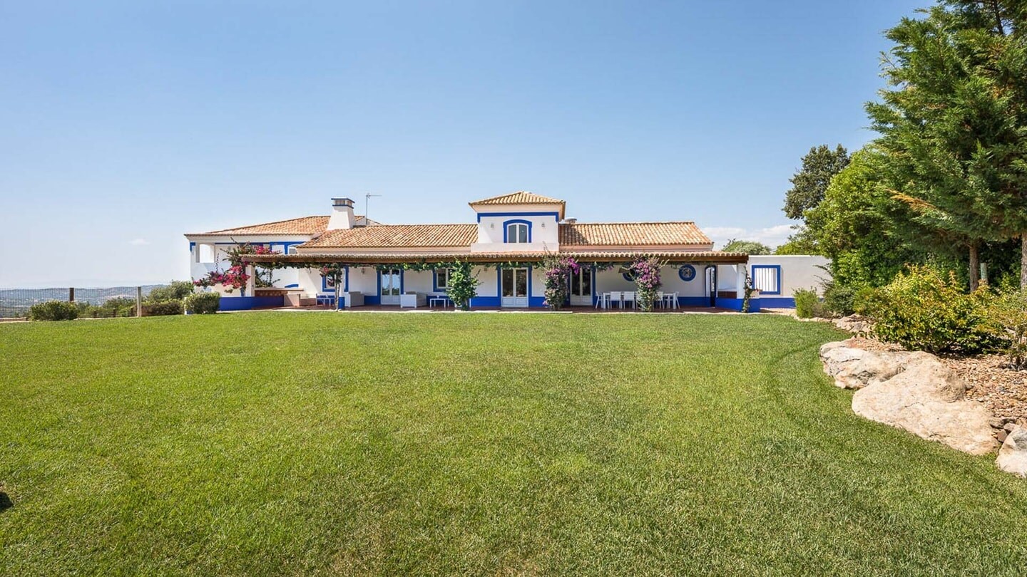 Property Image 1 - A happy family home boasting lovely gardens and 2 swimming pools