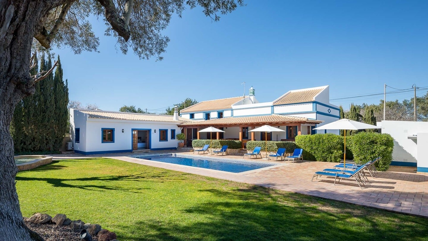 Property Image 1 - Luxury, country family home in central Algarve with two pools!