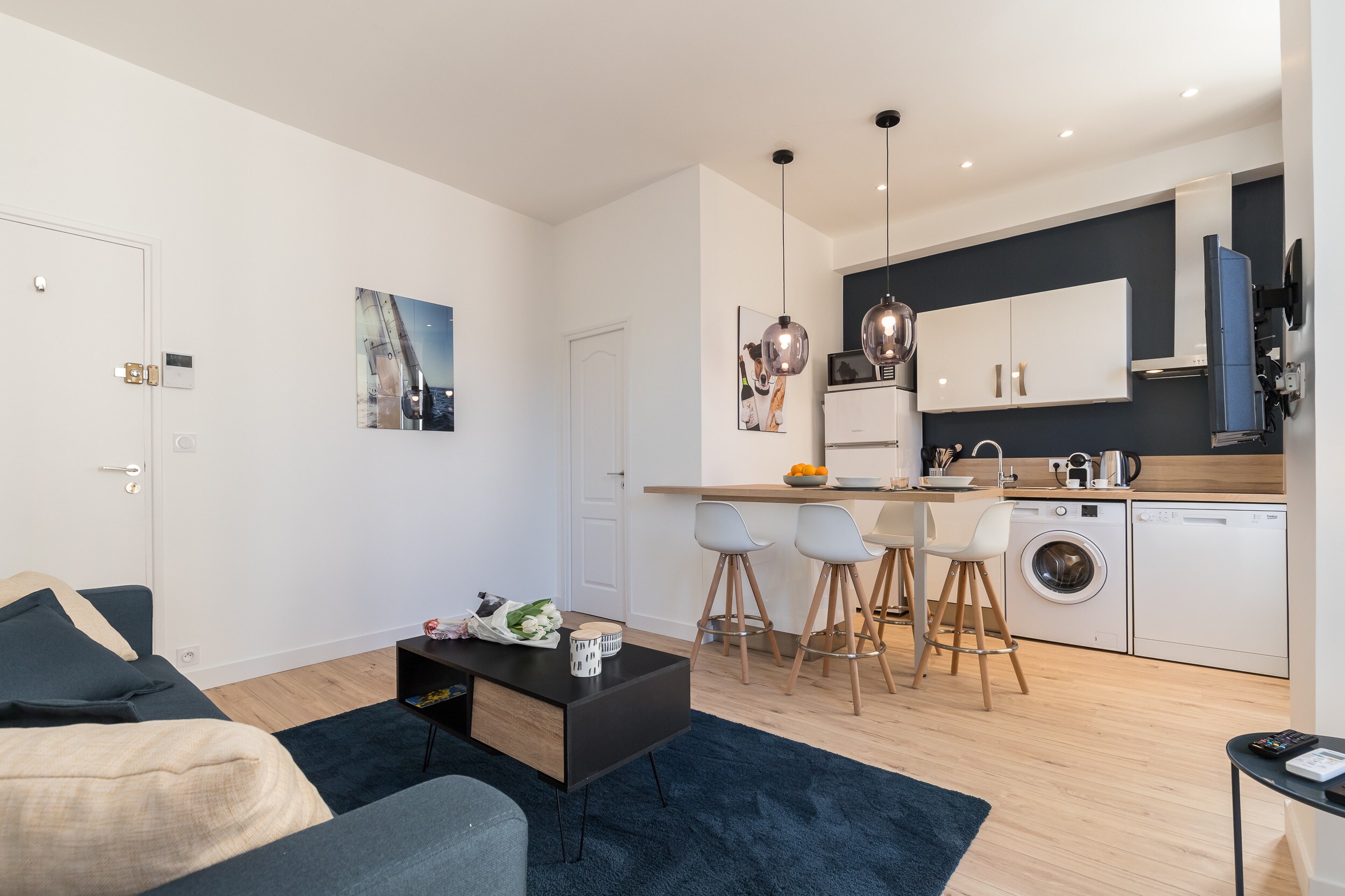 The flat has a cosy living room and a bright American-style dining room. The kitchen is fully equipped with a fridge, microwave, dishwasher and washing machine.   