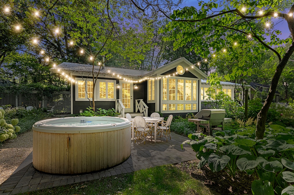 What a beautiful spot to spend a magical evening.