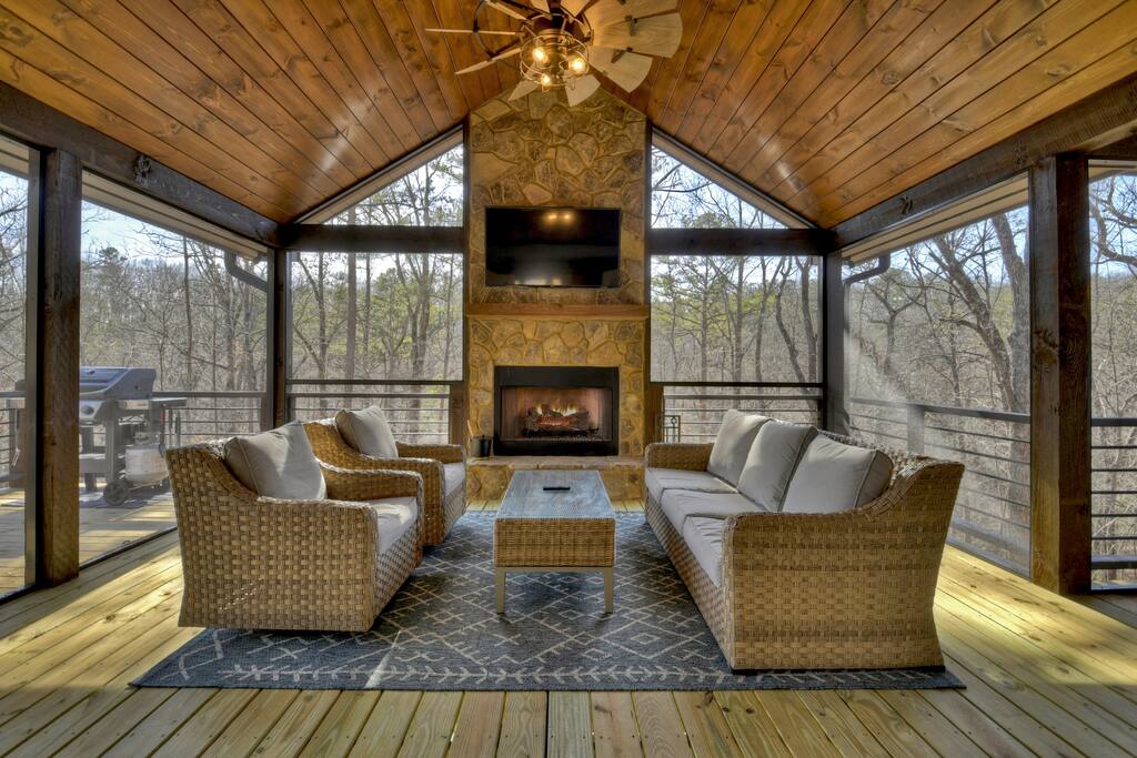 Enjoy the surrounding nature in the gorgeous screened in porch!