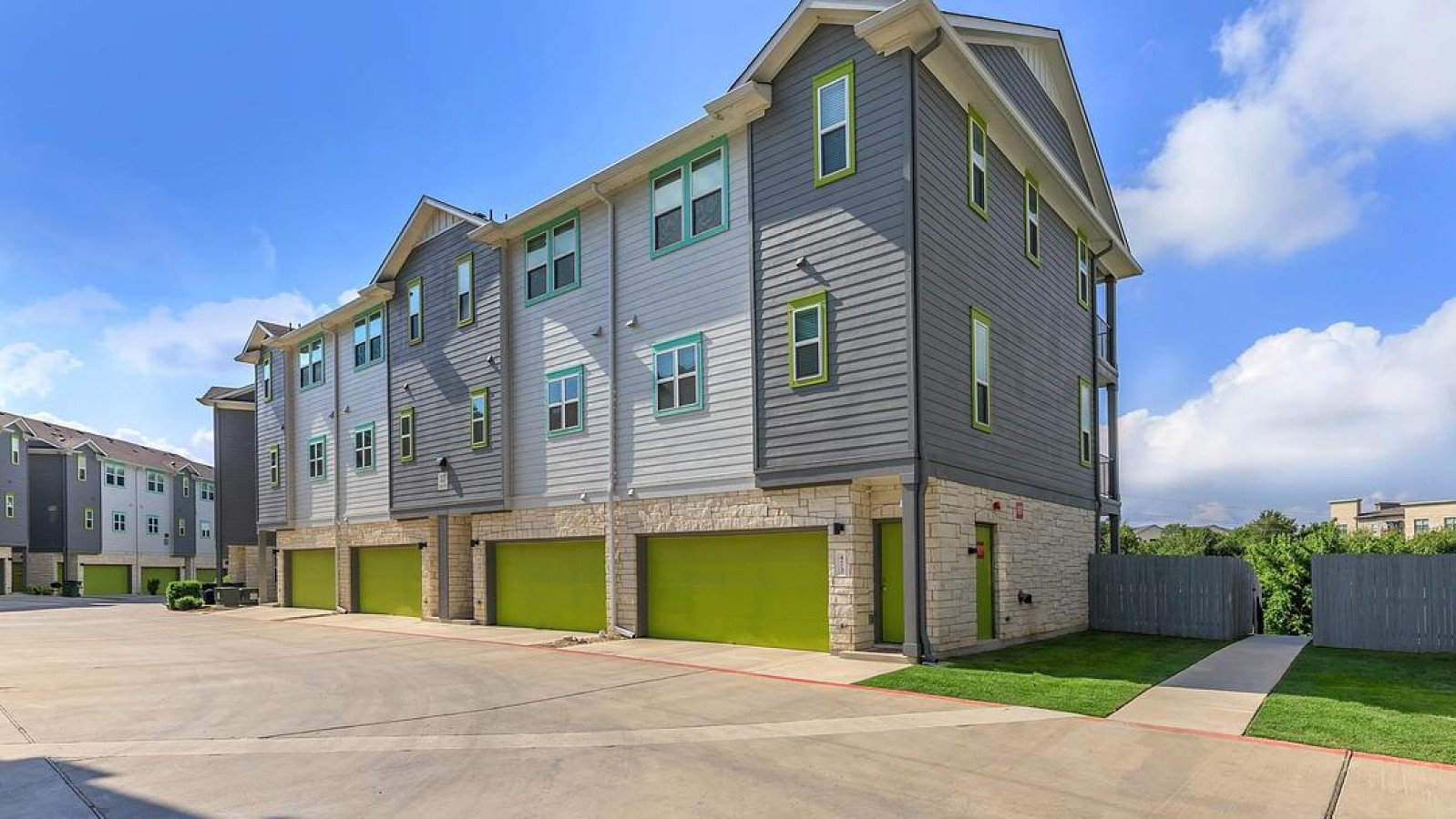 Property Image 2 - Modern Apartment in Prime Location (ID7055X63)