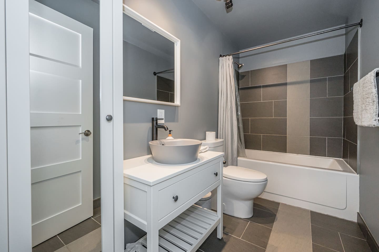 Luxury Tobermory Retreat: Modern Home + Hot Tub