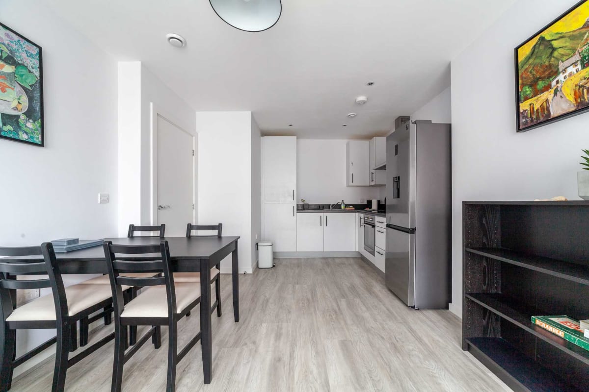 Modern Brentford Flat Overlooking the Thames - Home Rental in Brentford