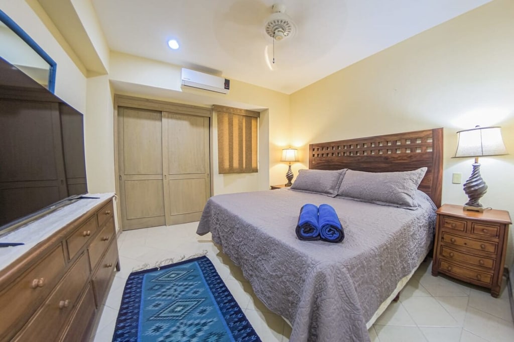 King Bed with Smart TV & Ensuite Full Bahroom