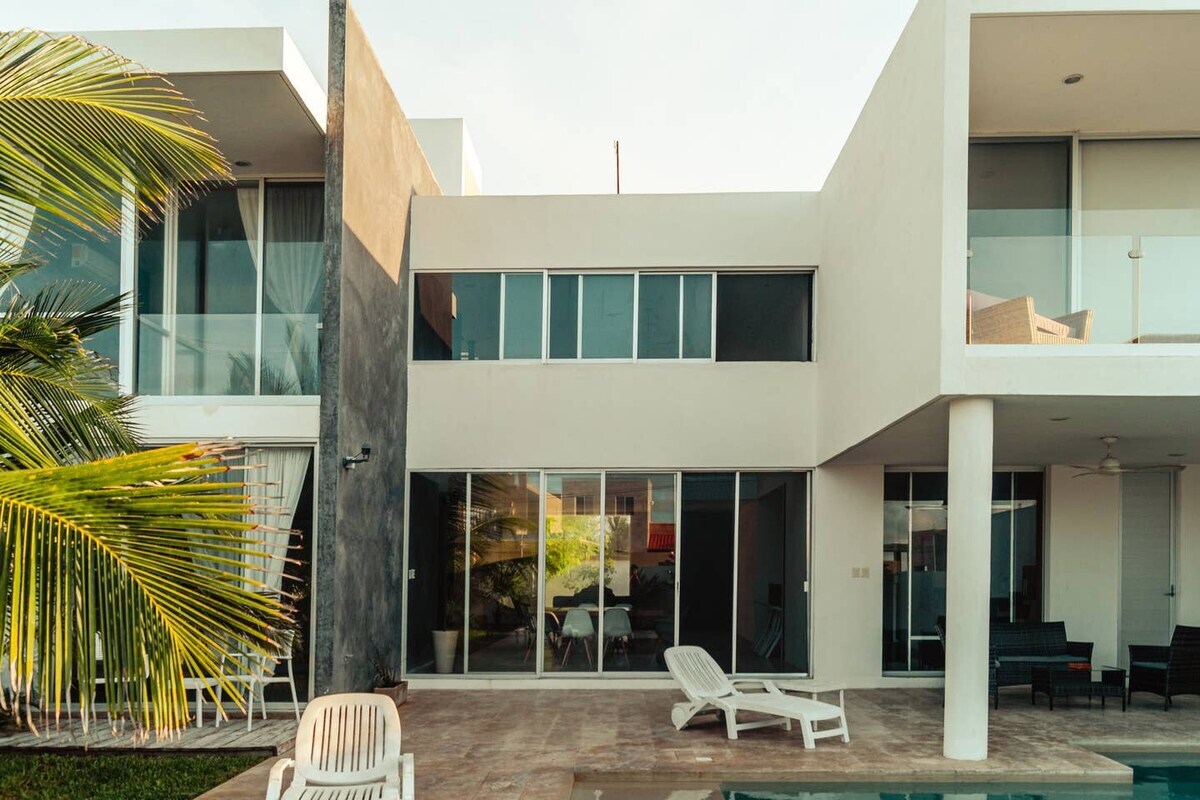 View from the swimming pool to the secondary facade