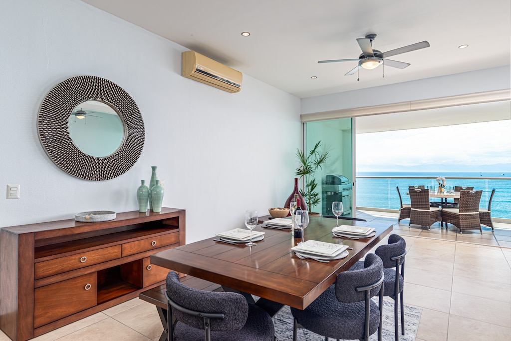 Open Concept Living Space with Dining for 6  & Living Room