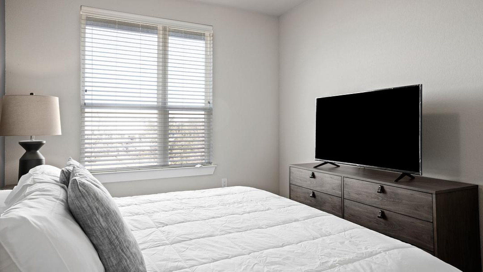 Property Image 1 - Modern Apartment in Prime Location (ID7763X80)